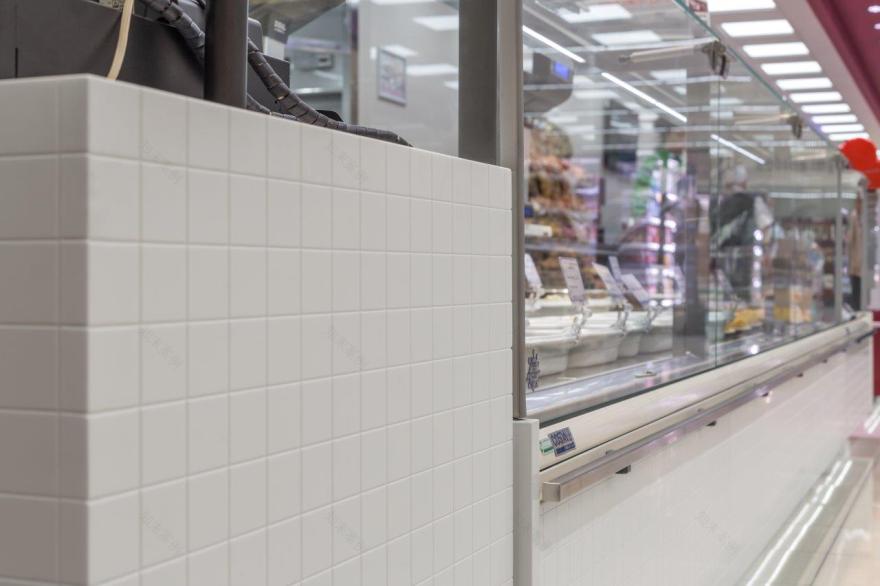 Froiz 超市 | 白色与红色的魅力碰撞-5