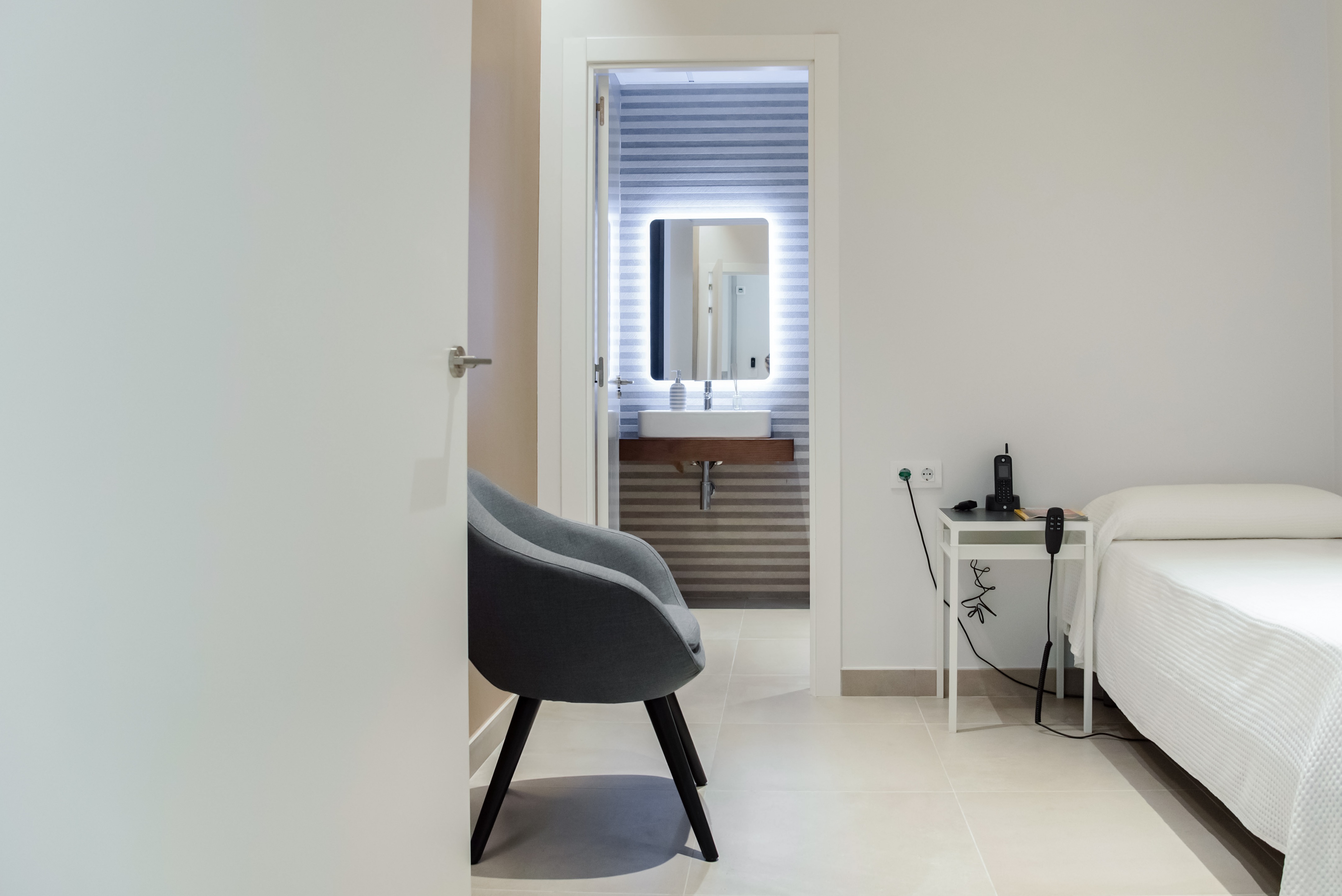 "白色调与高科技材料打造舒适医疗环境"-0