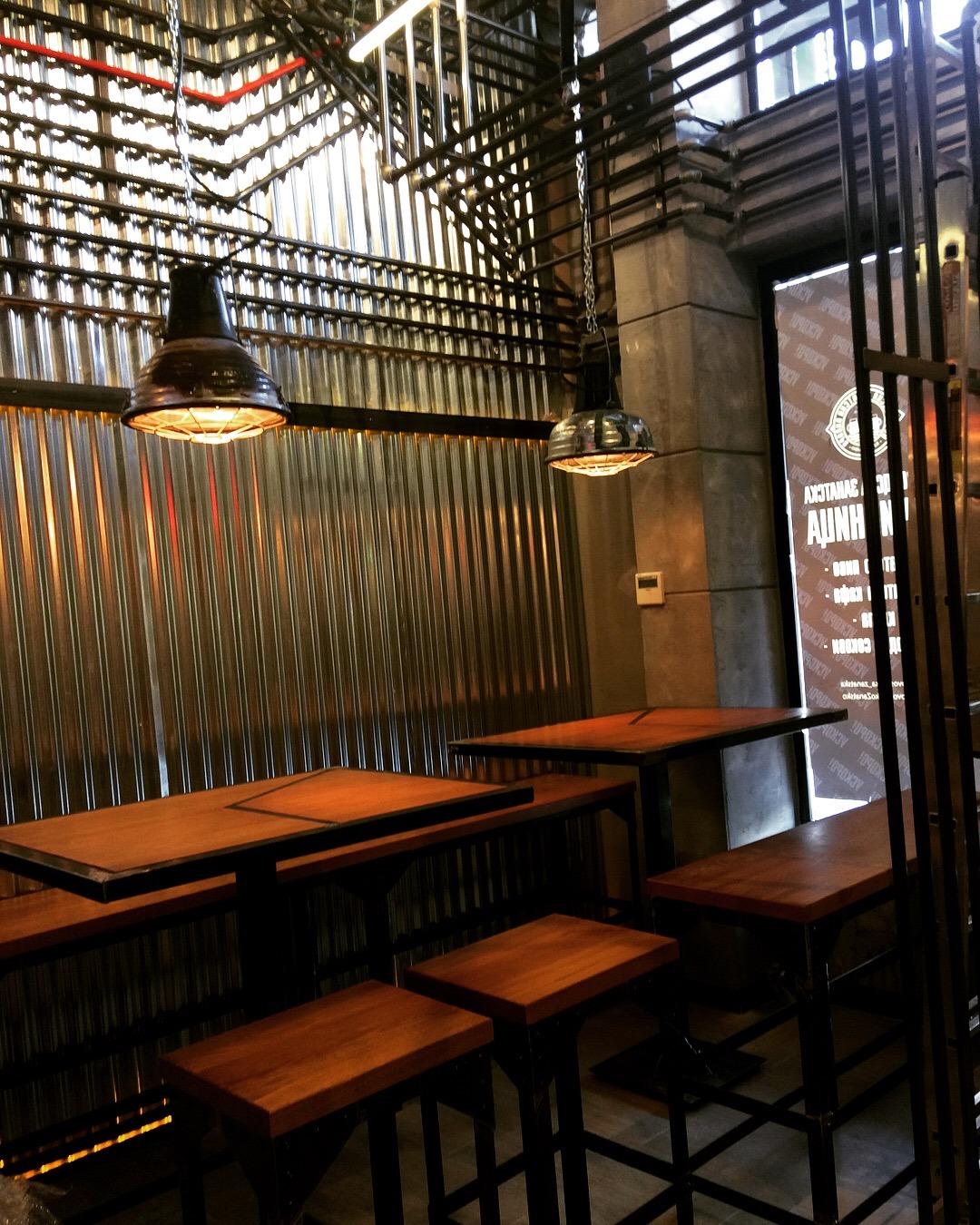 独特工业风,1200 米管道打造的极致酒吧空间-4