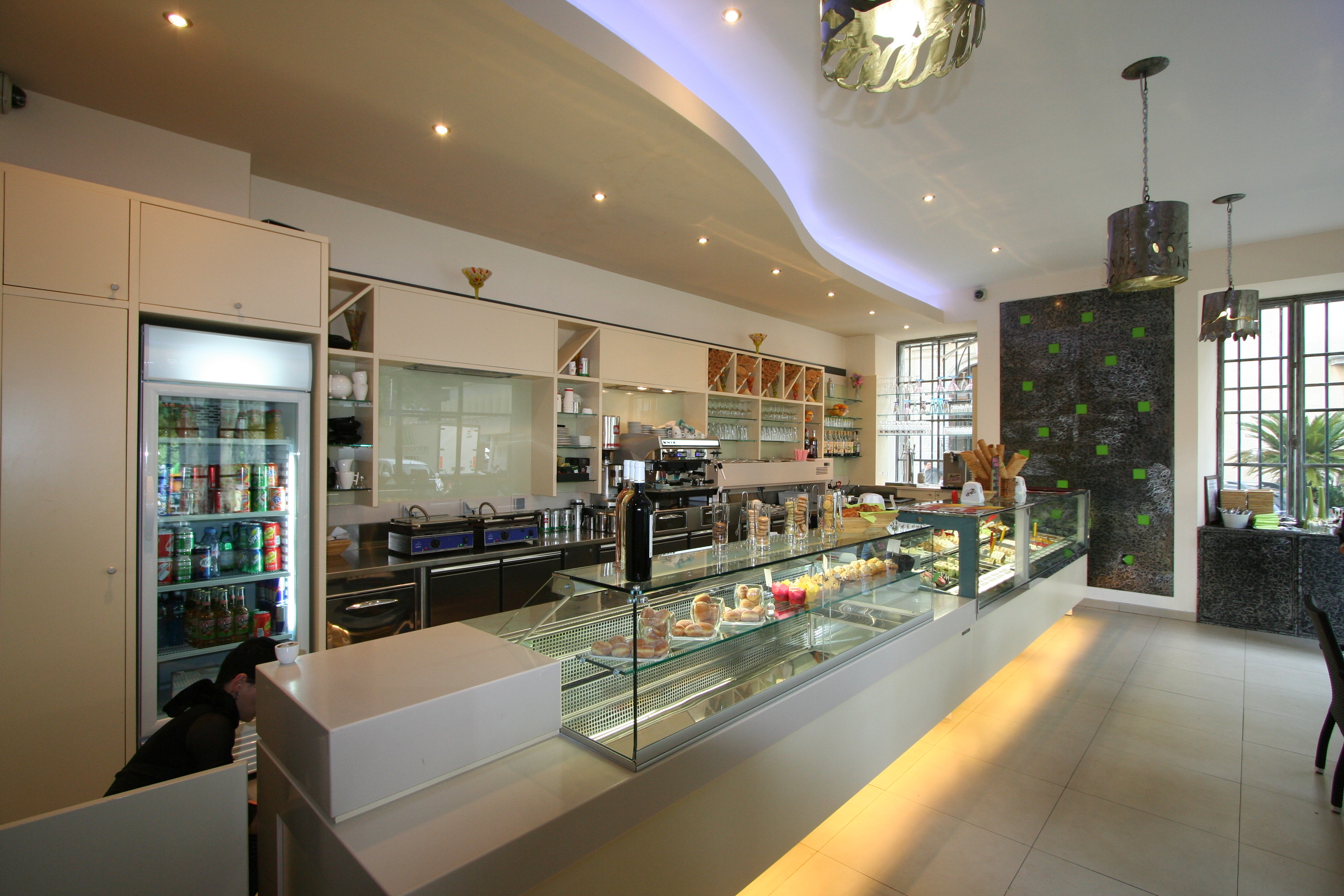 2010 年完成的 Cafè des 2 L 酒吧室内设计案例-2