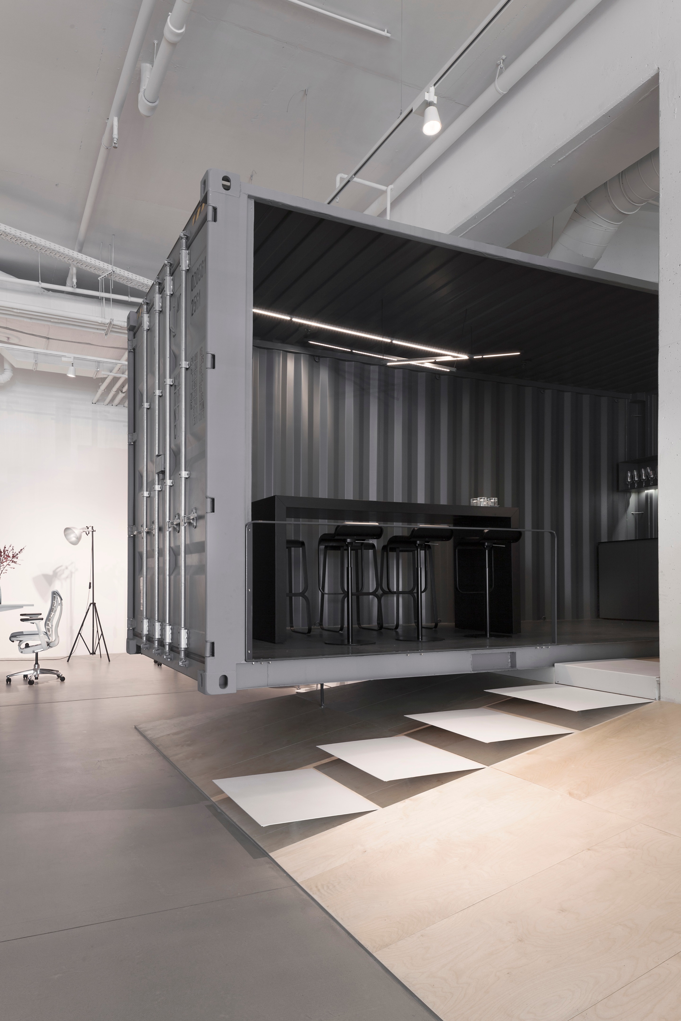 废旧集装箱打造时尚办公空间-14