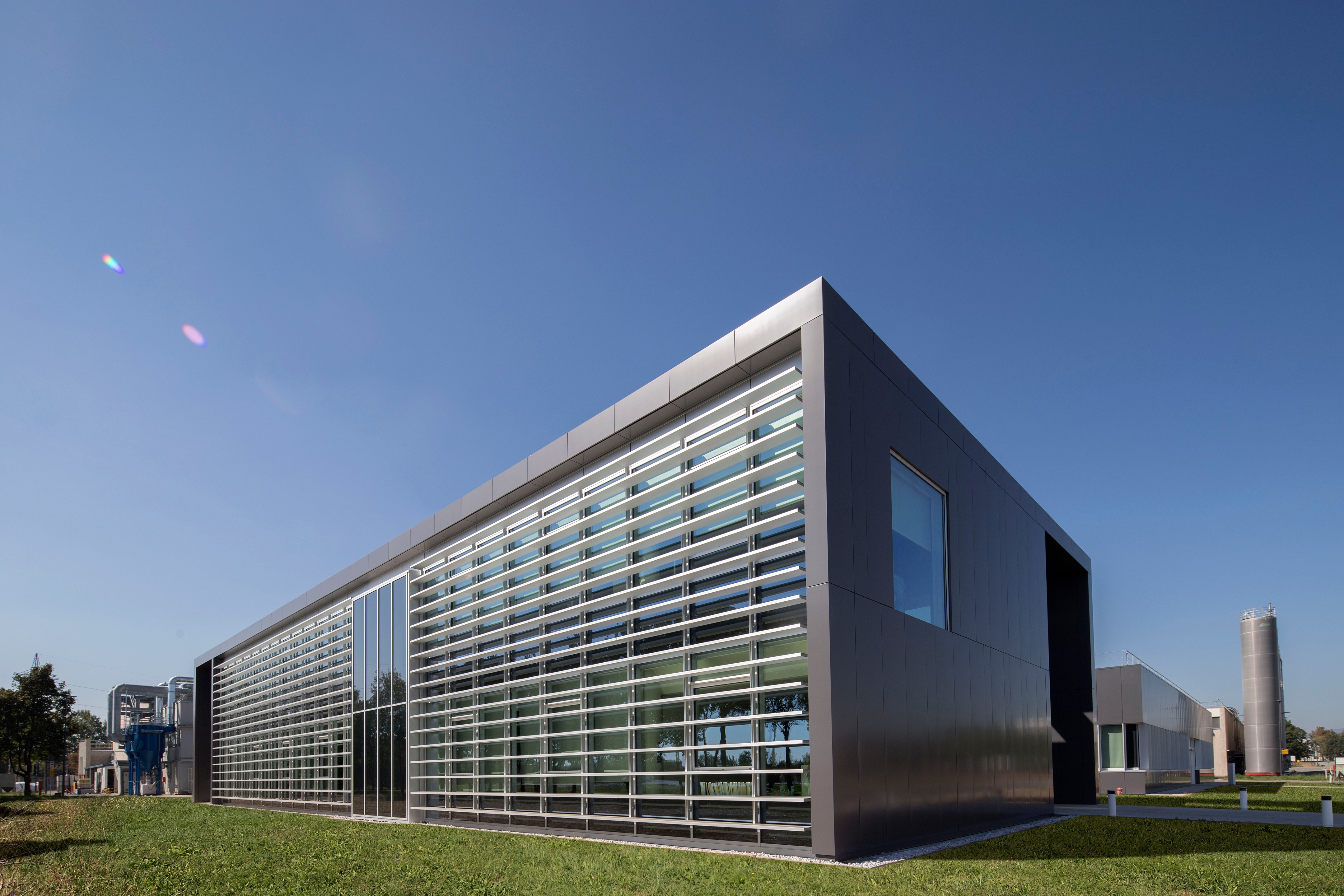 意大利 Filago 总部大楼,双高玻璃连廊与绿意花园的设计魅力-1