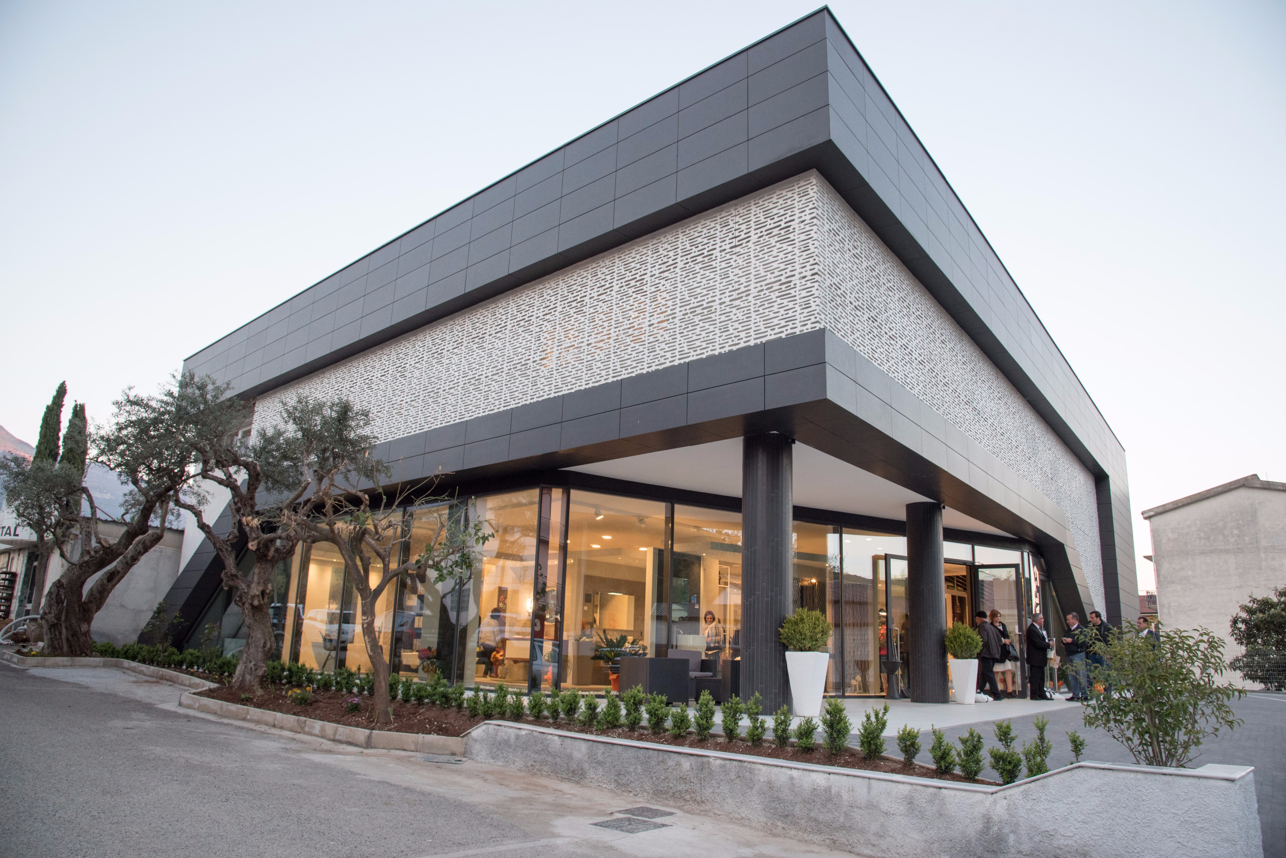 铝构玻璃水泥复合材料打造的意式展厅-1