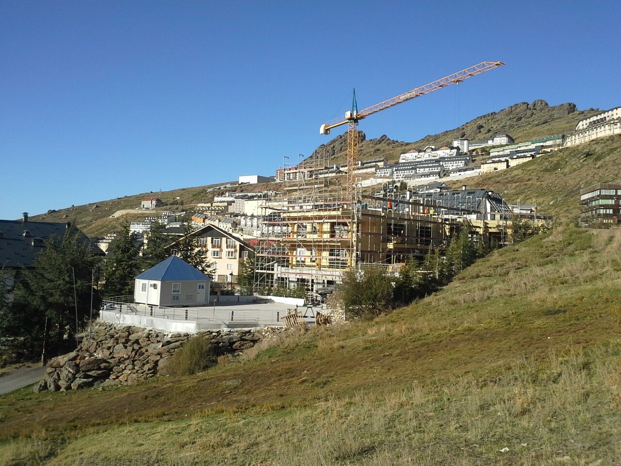 西班牙国家森林公园滑雪胜地酒店“El Lodge”翻新-2