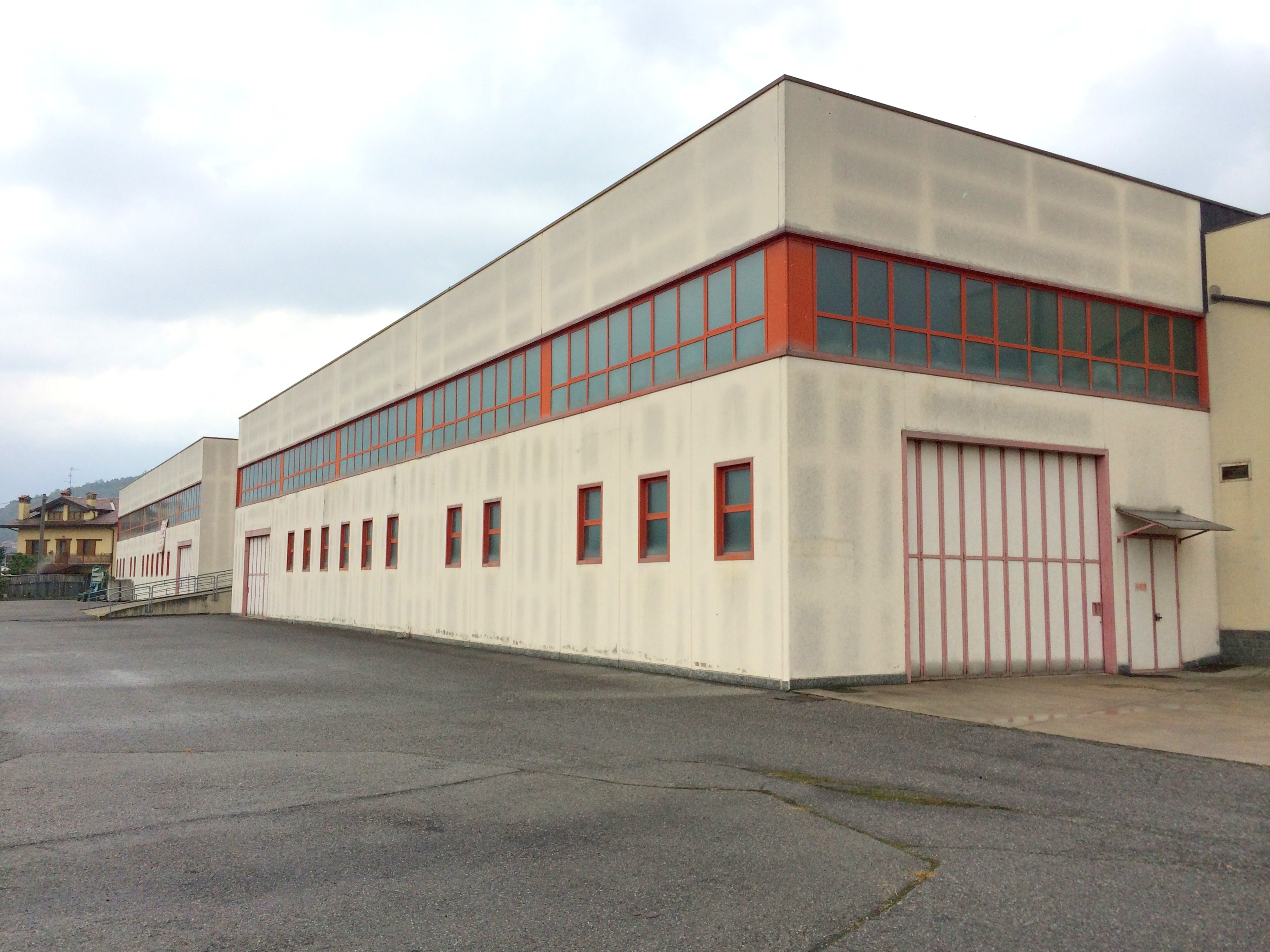 改造意大利厂房 打造现代汽车销售展示空间-25