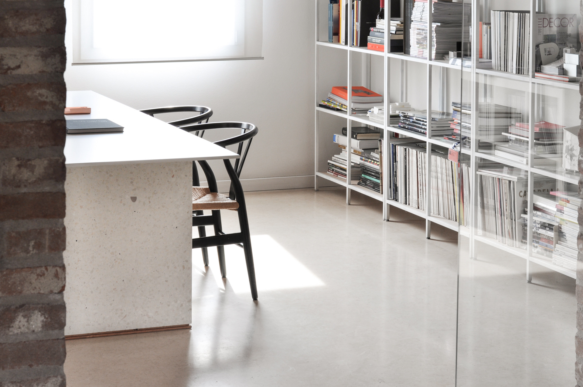 极简纯白桌子设计-3