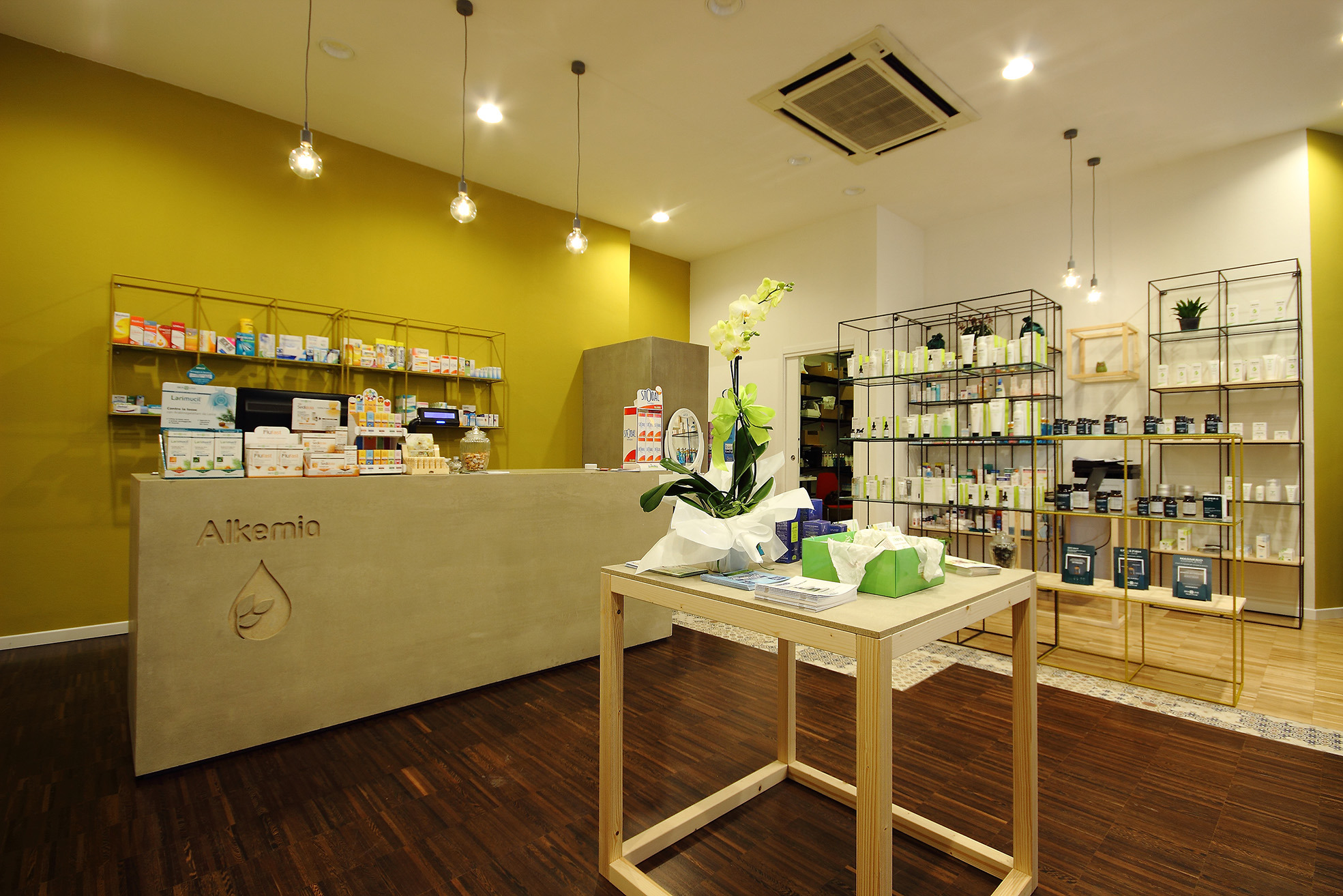 2015 年完成的 Parafarmacia Alkemia 药店室内设计案例-1