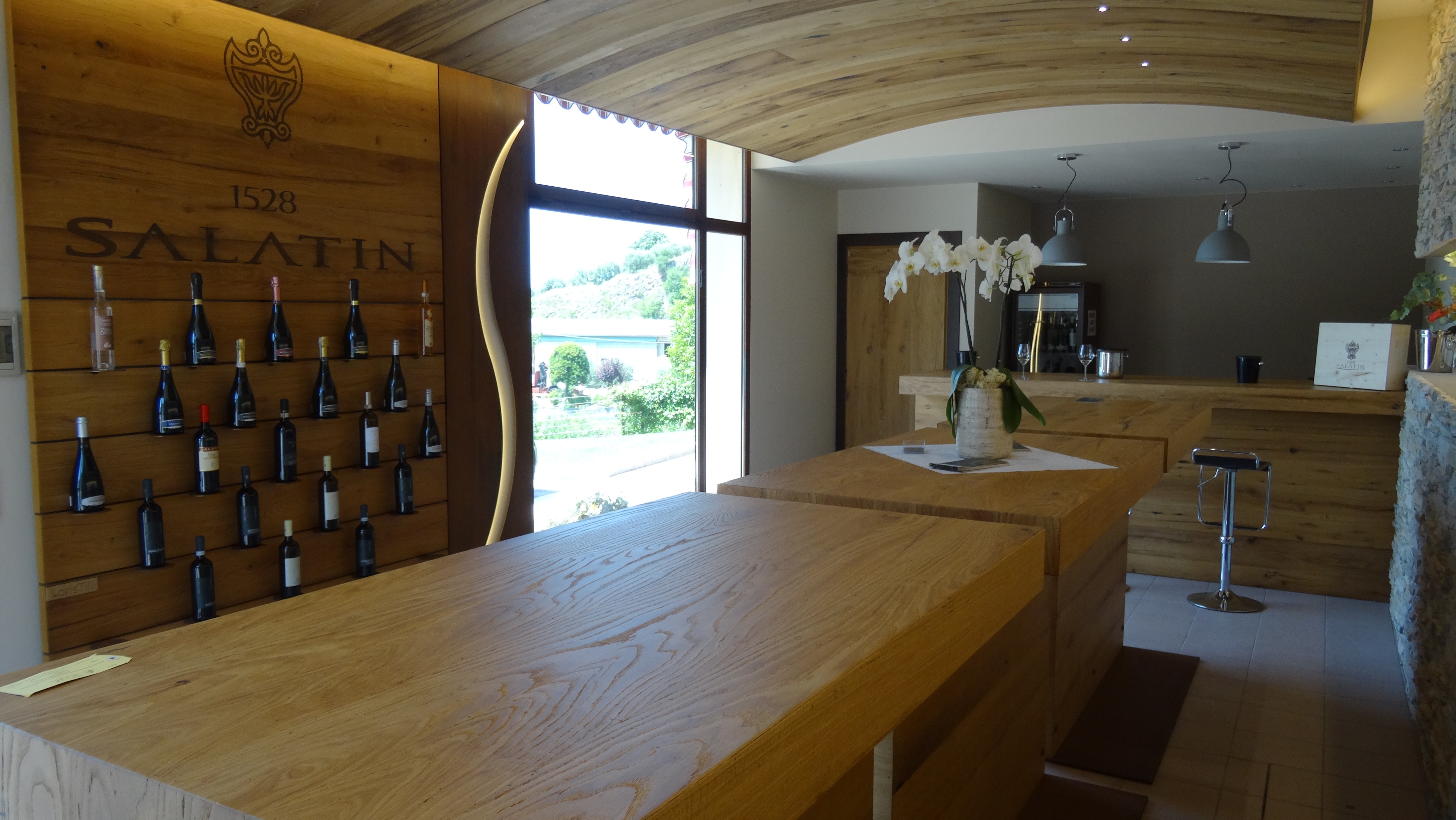 获奖酒庄打造品酒室，古董橡木诠释意大利风情-0