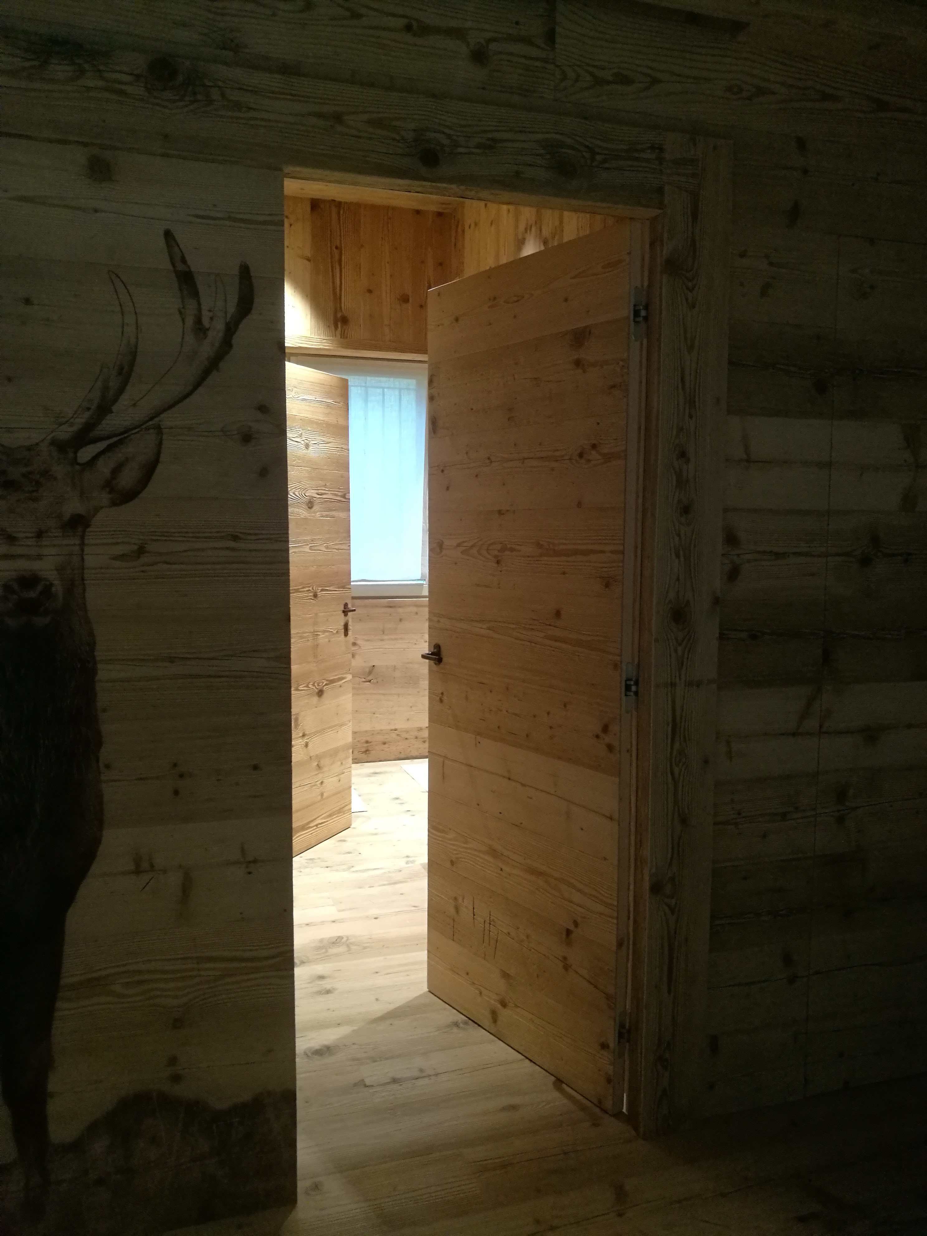 意大利伦巴第山间小屋 | 自然光线与木质生活的和谐共生-7