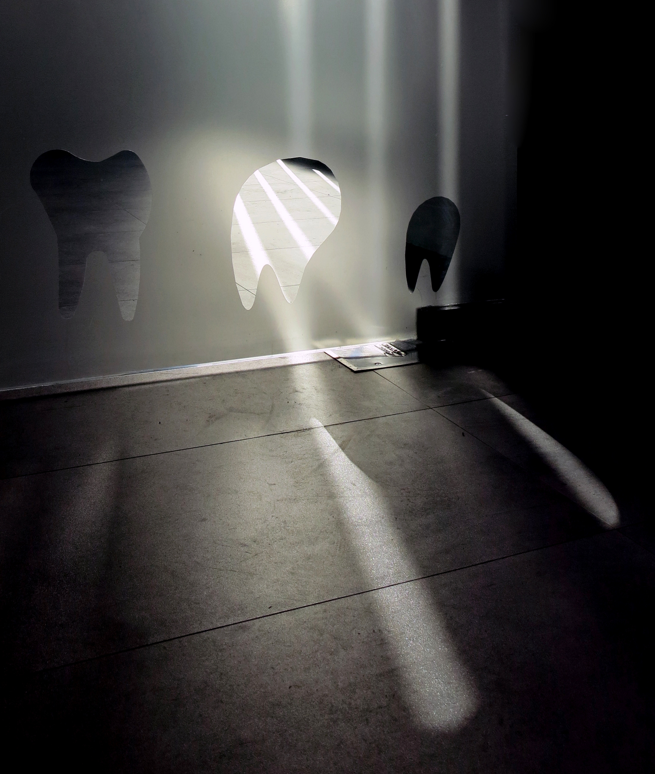 温暖材料与自然光打造的舒适医疗空间-8