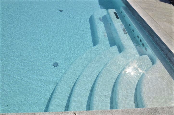 湖光山色中的水泥游泳池设计-6