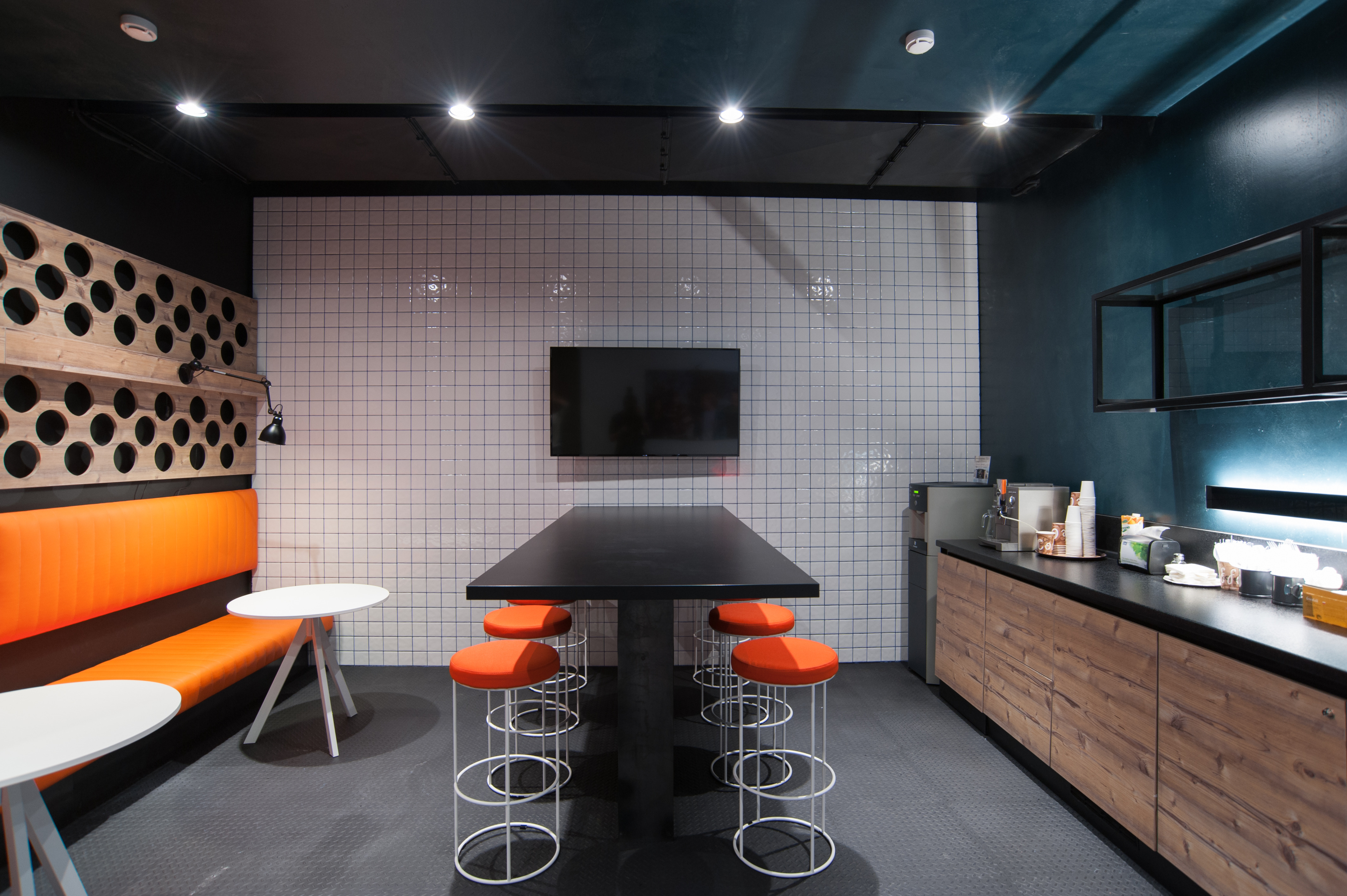 align technology 办公室-- 工业风与舒适的完美结合-7