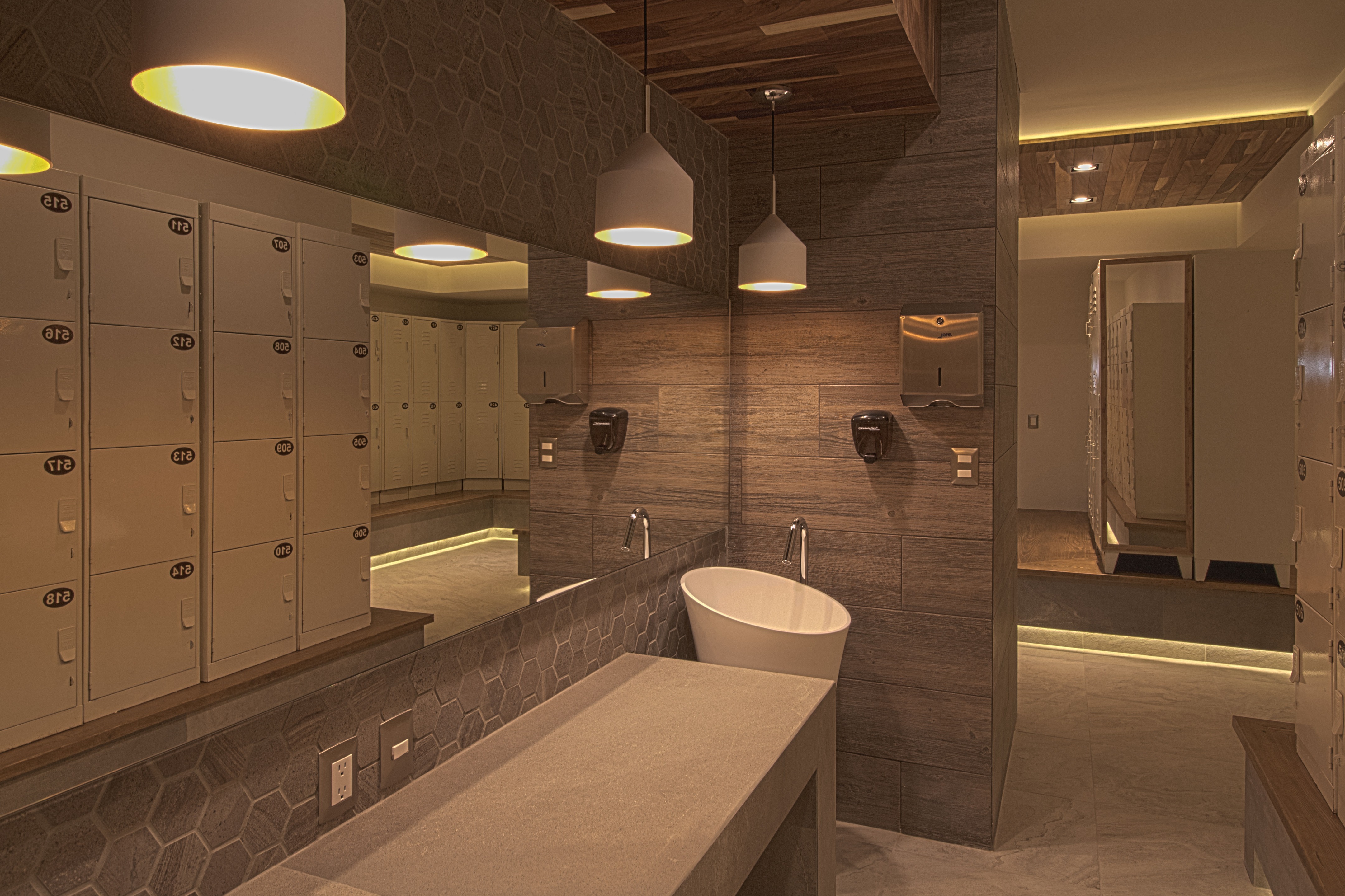 墨西哥乡村俱乐部拉斯·乌尔塔斯浴室和更衣室翻新-21