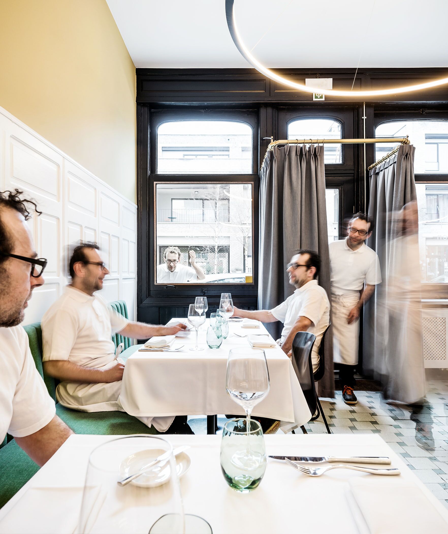 安特卫普港口的绿色回廊 · 经典法式餐厅设计-3