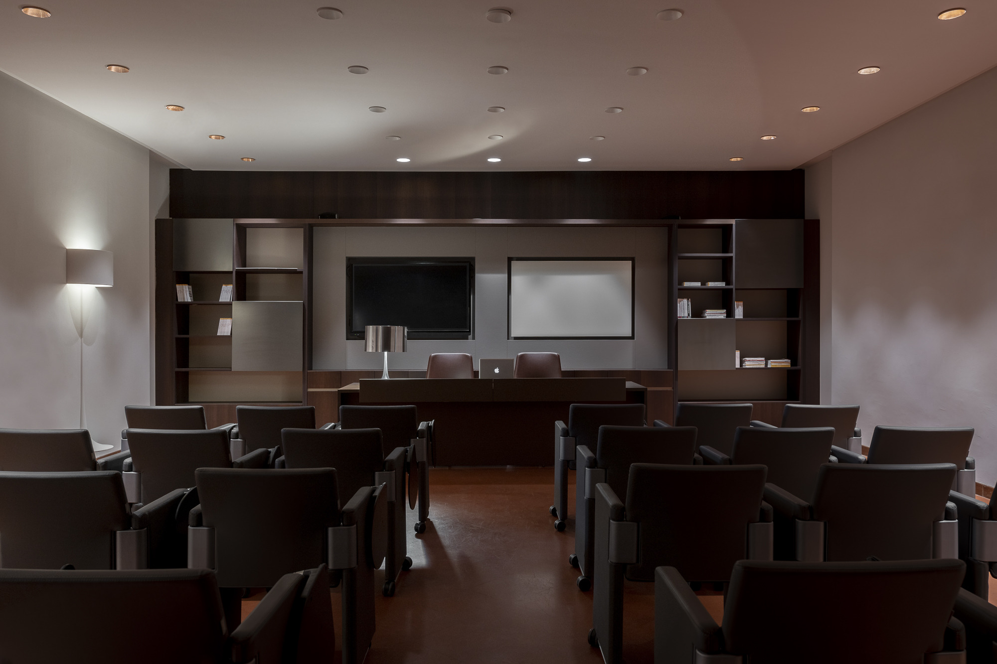 博洛尼亚 16 世纪别墅变身企业学院,历史与现代完美融合-10