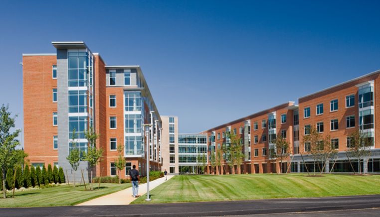 布里奇沃特州立大学深红厅 | 现代学生公寓的典范-0