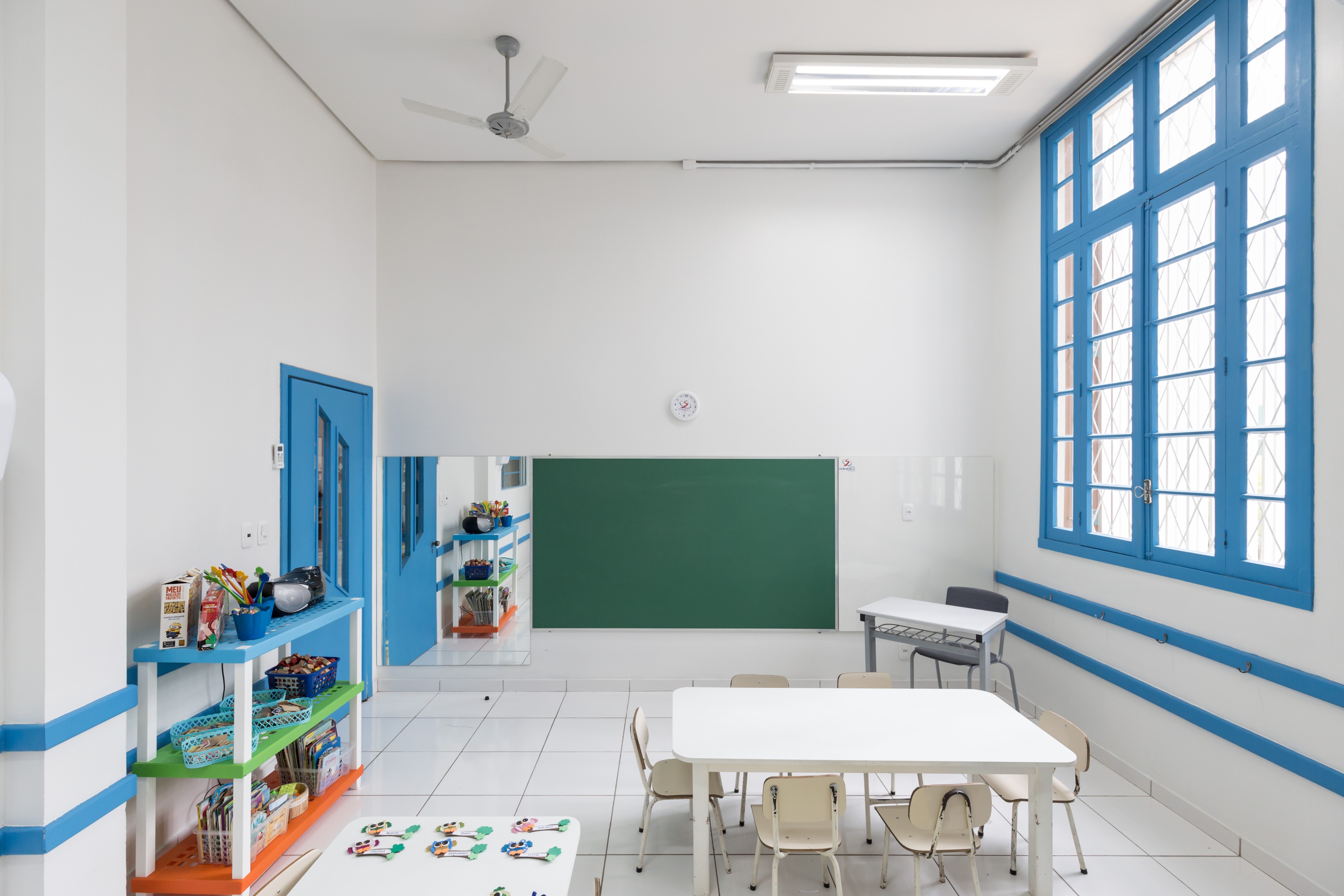 巴西幼儿园色彩斑斓的空间设计-48