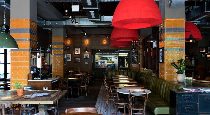 意大利美食餐厅的红色黄色彩虹设计-5