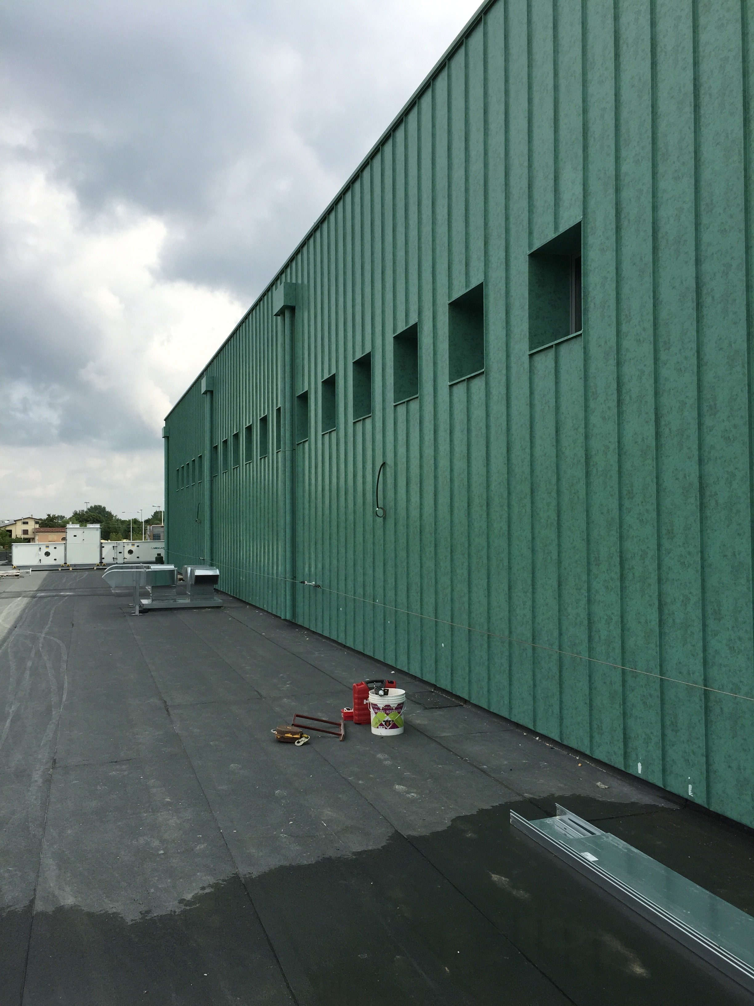 铜锈质感墙面打造多功能市民中心-9