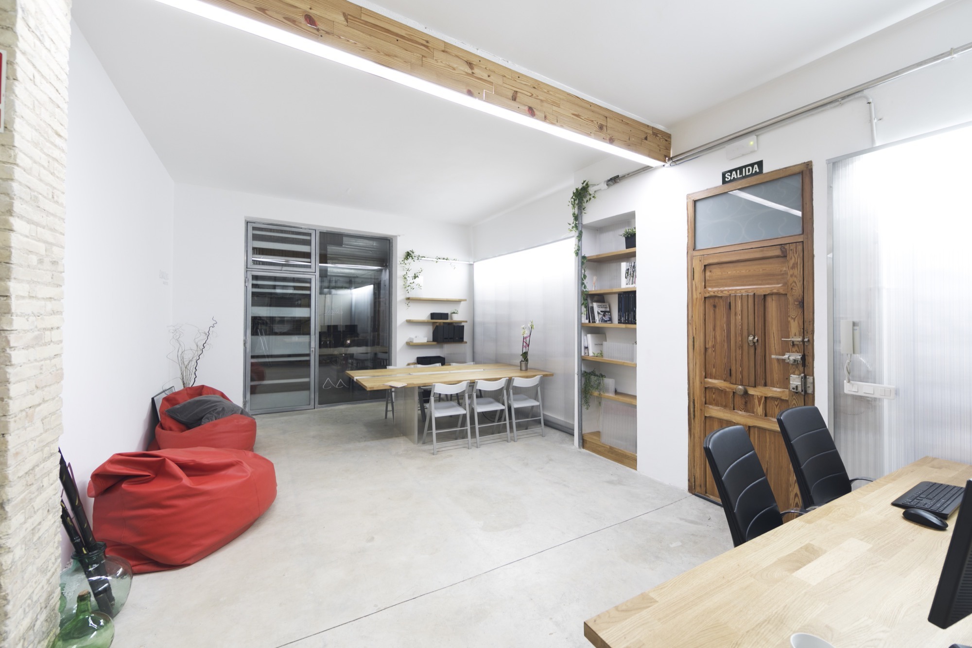 创新材料诠释 Ruzafa 社区精神的室内设计-16