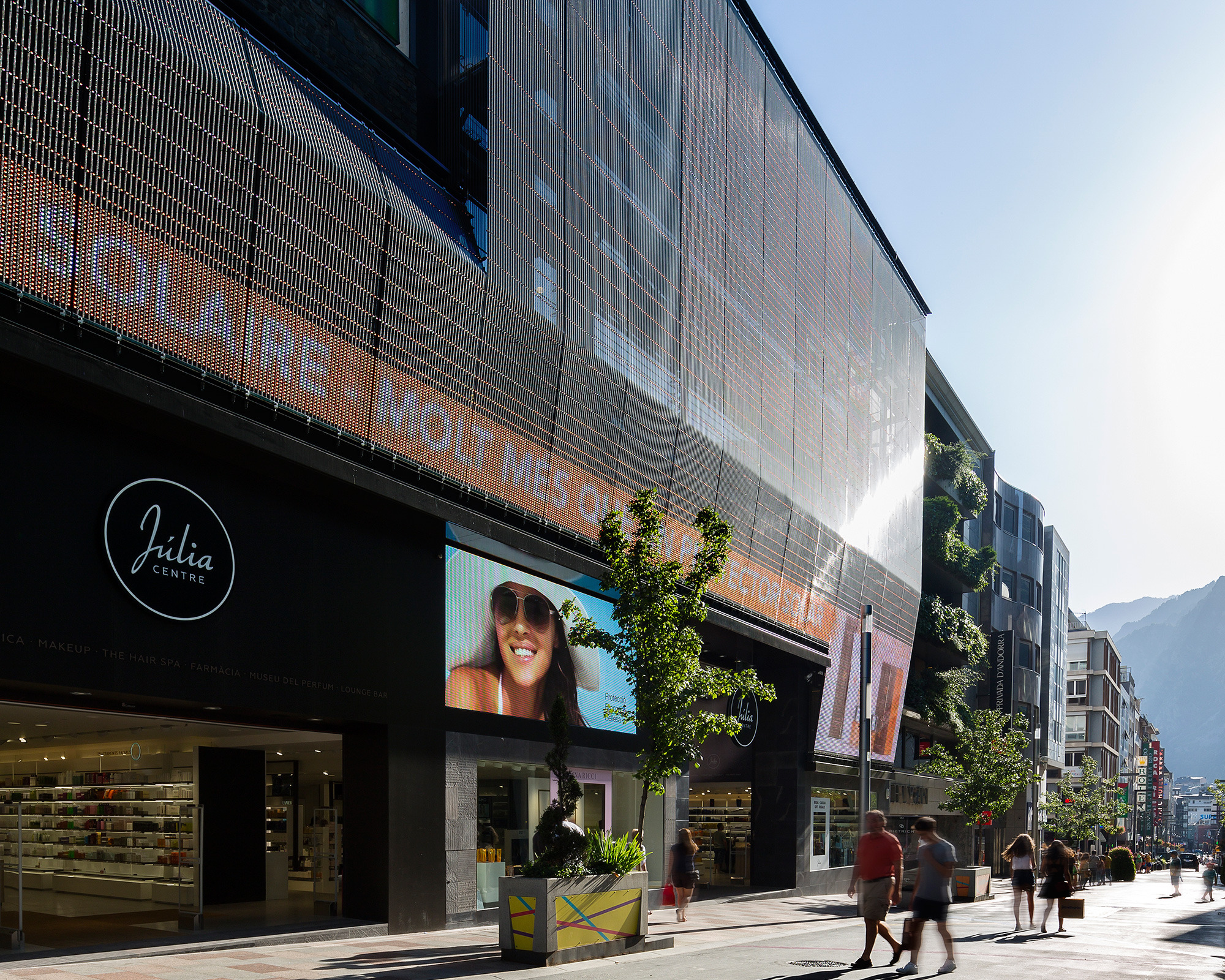 Julia Center | 现代透明媒体幕墙打造奢华香水形象-6