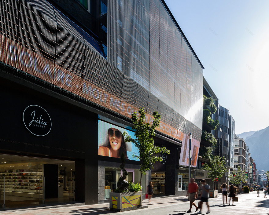 Julia Center | 现代透明媒体幕墙打造奢华香水形象-6