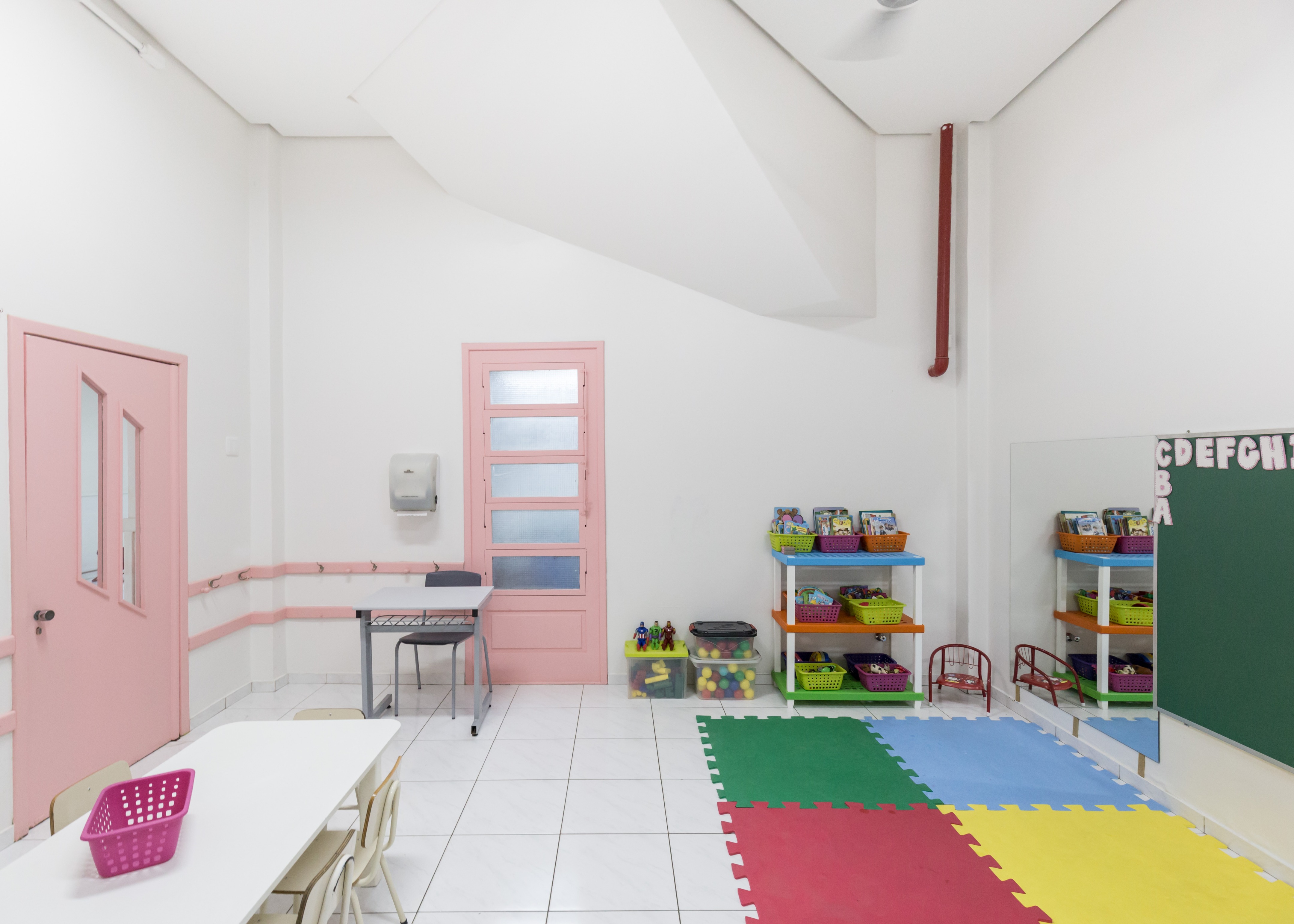 巴西幼儿园色彩斑斓的空间设计-38