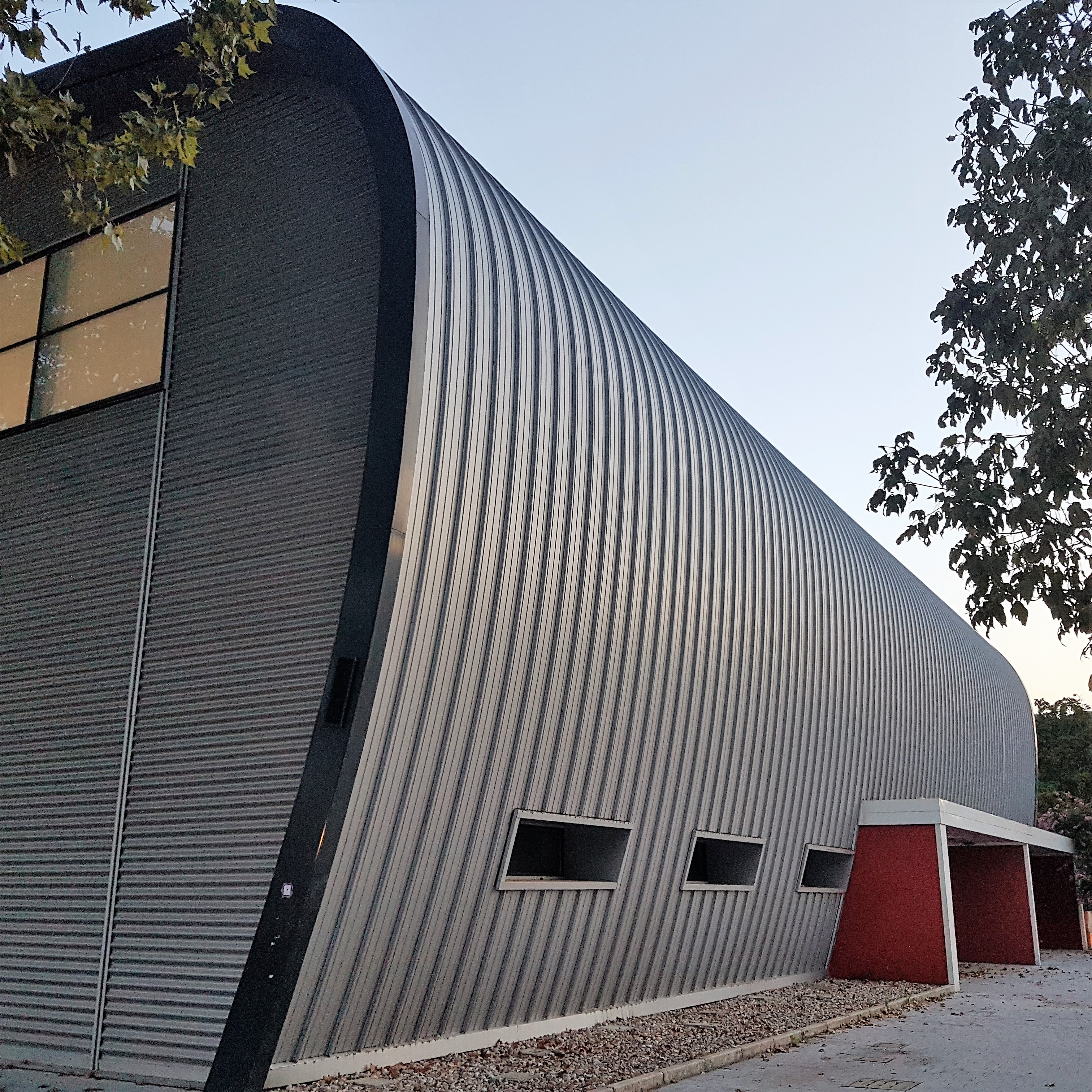 波浪型金属立面打造动感体育中心-1