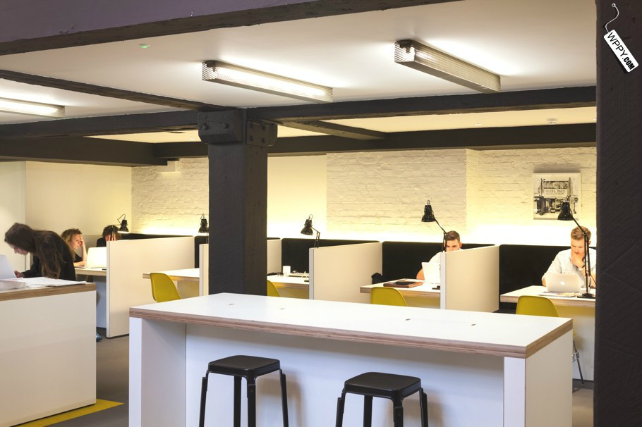 英国伦敦的黑白建筑办公楼-11