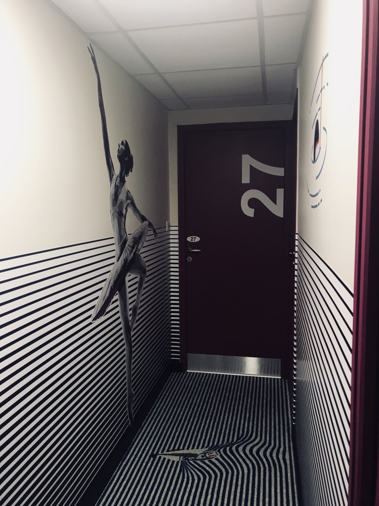 法式海滨酒店"Le Bord'O"的街头艺术风格室内设计-15