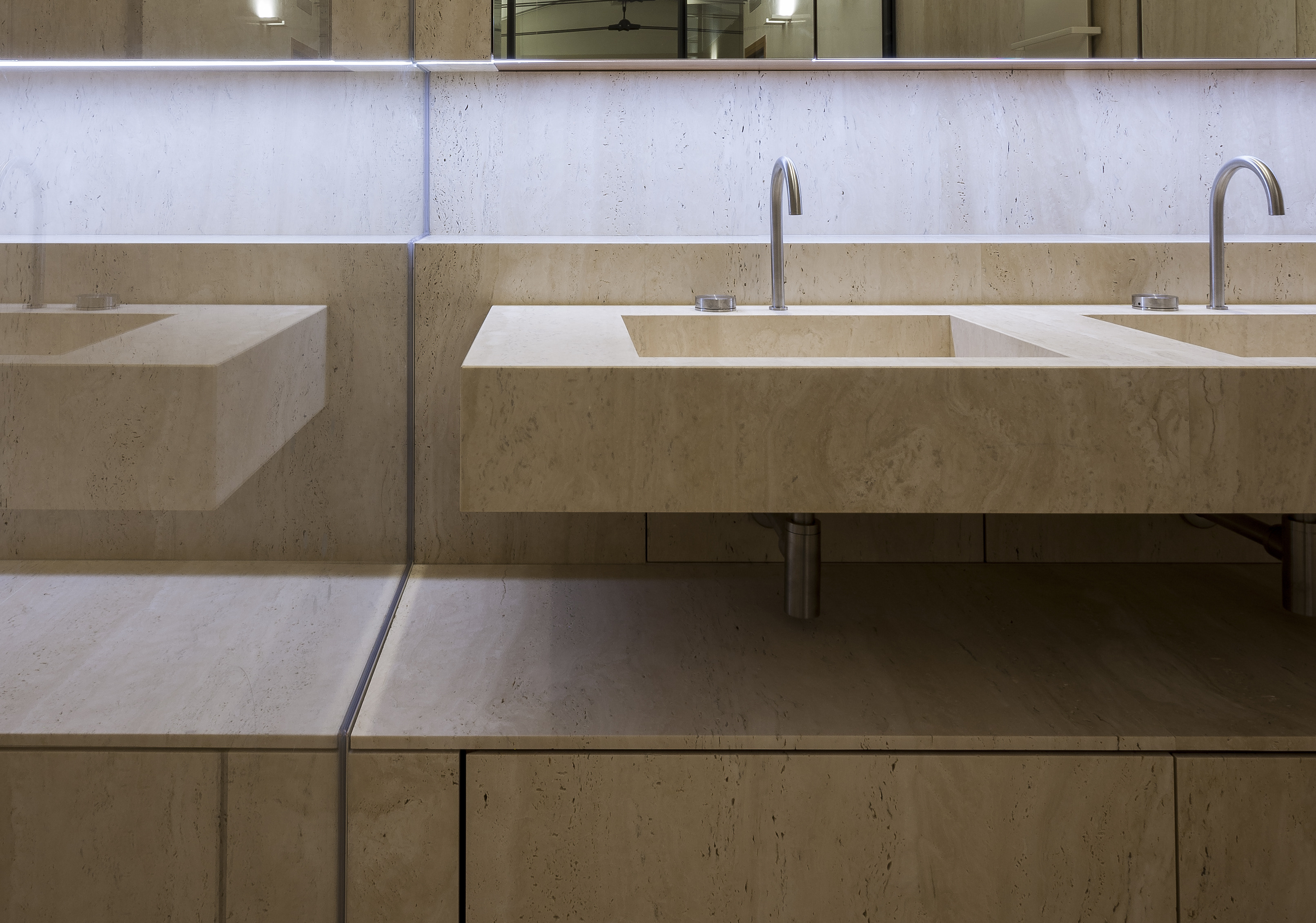 意大利私人住宅，玻璃与 travertine 的魅力碰撞-16