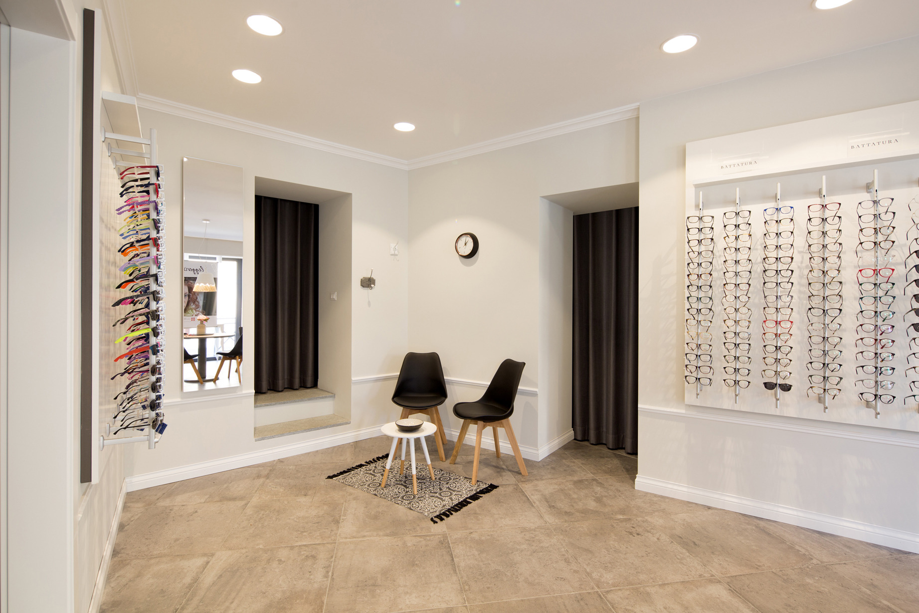 经典与现代共融的眼镜店设计-0