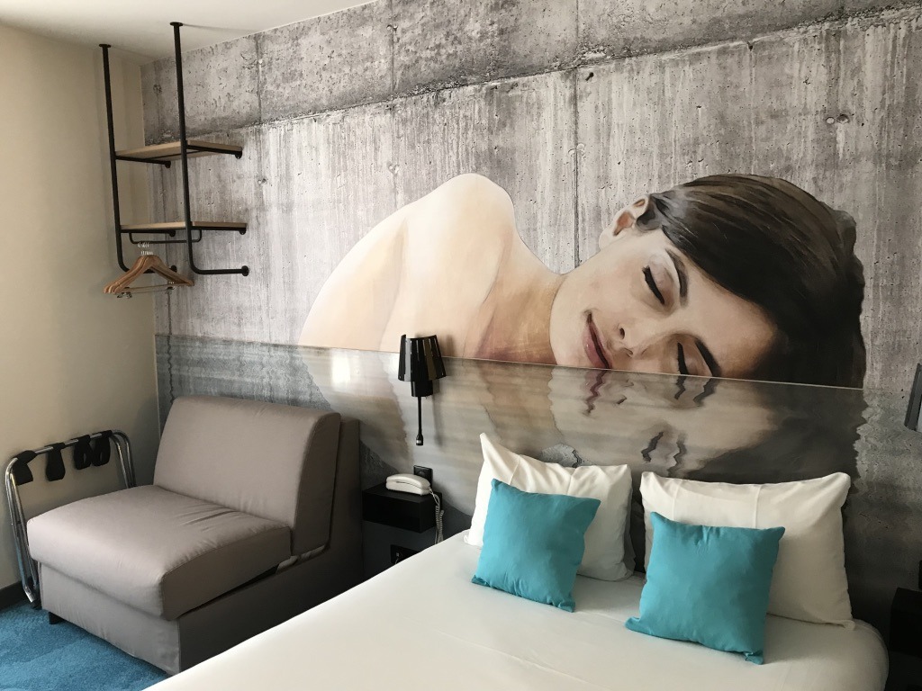 法式海滨酒店"Le Bord'O"的街头艺术风格室内设计-0