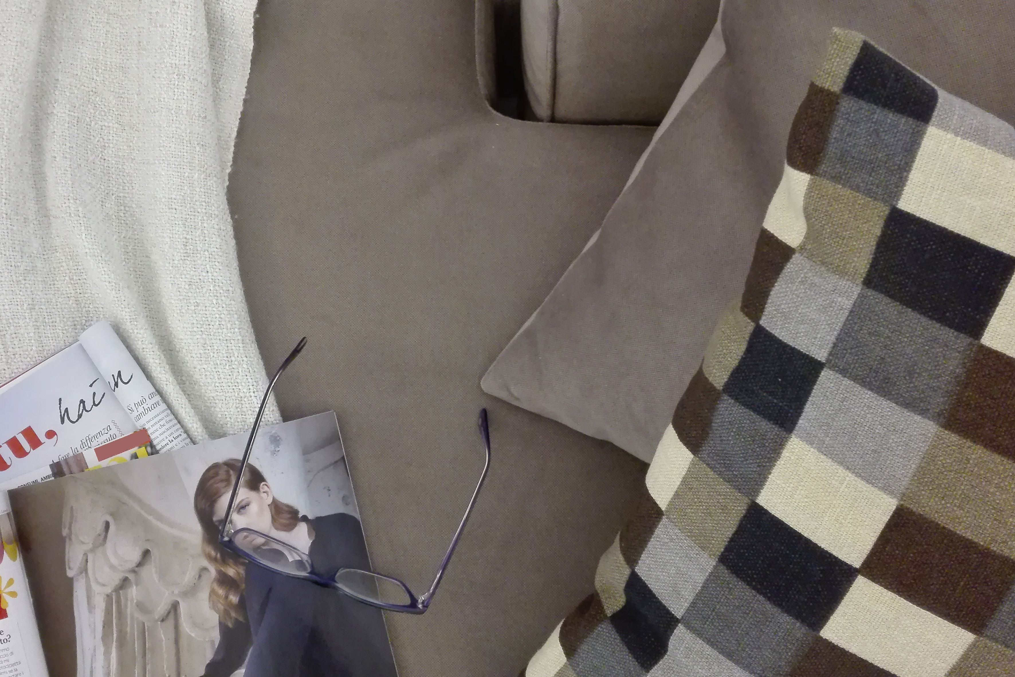 绿色山丘中的家庭住宅 T-20