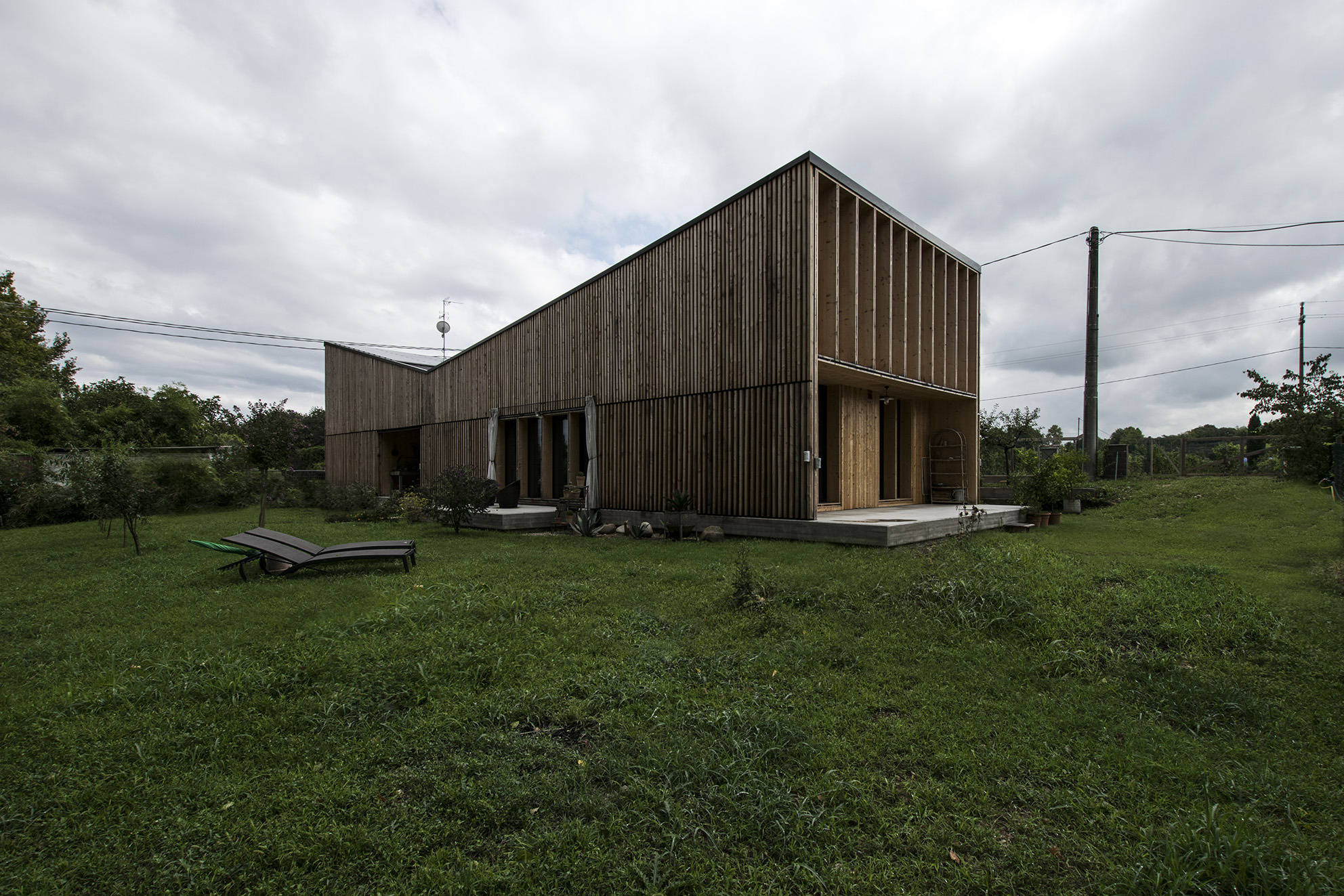 湖畔 V 型木质住宅-0