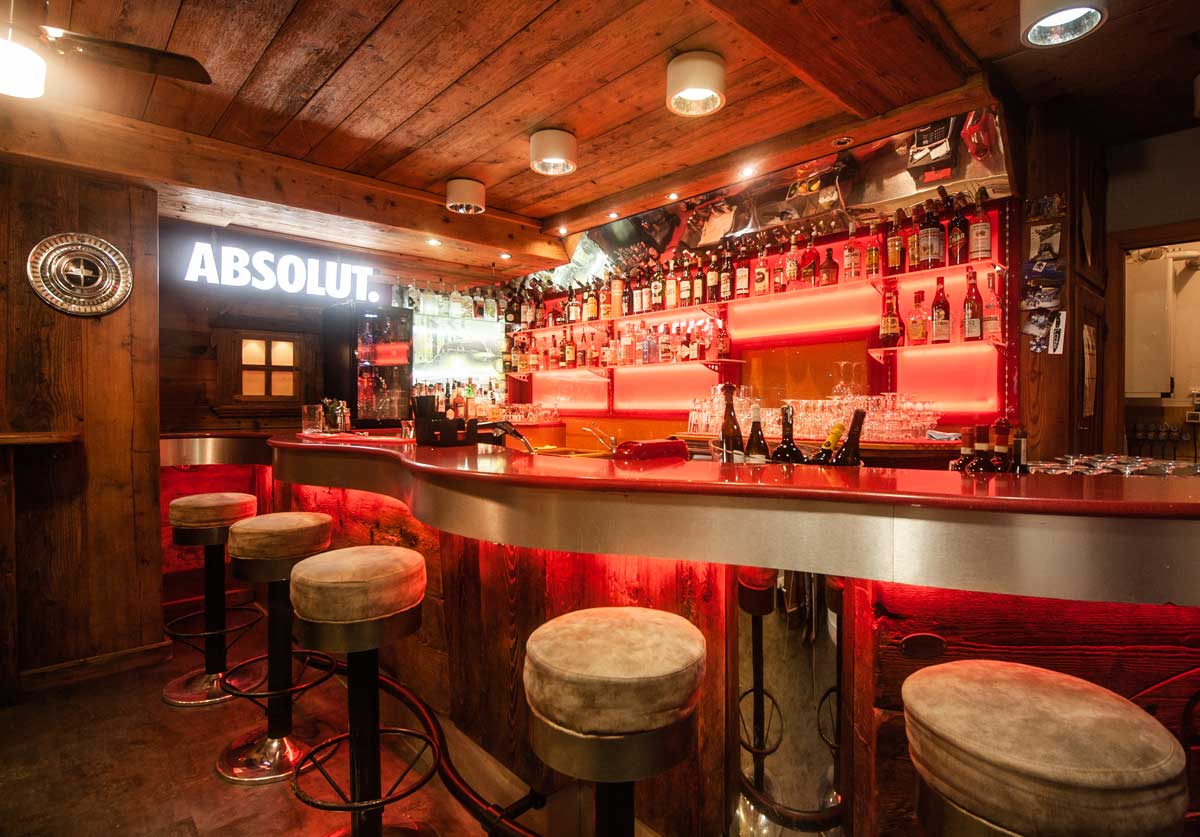 经典美式酒吧焕新颜,致敬汽车赛事-1