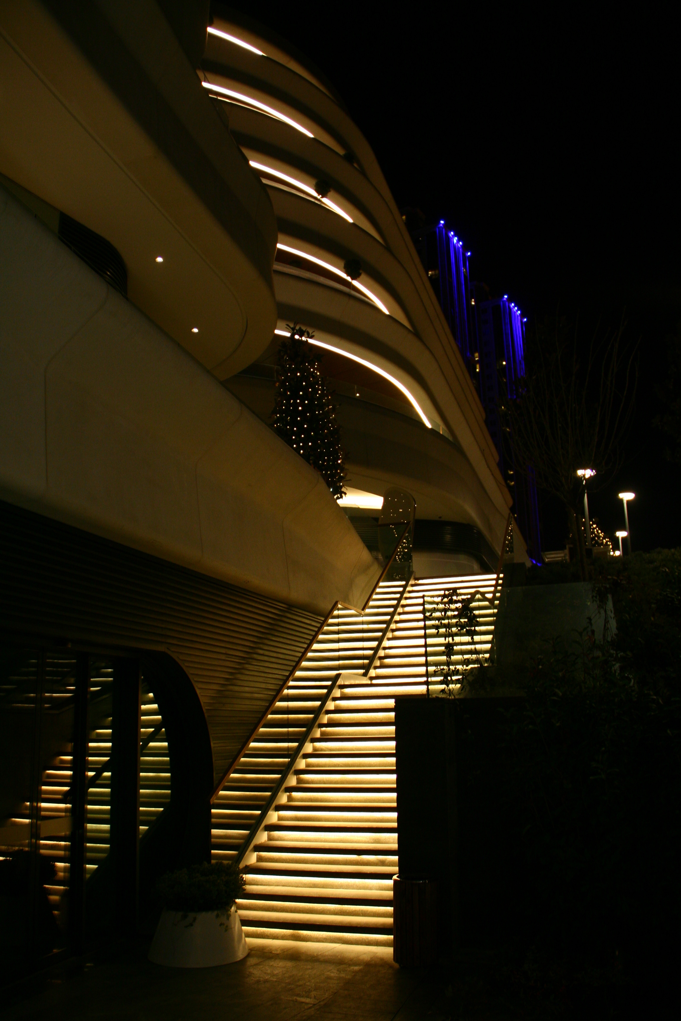 五层模块化办公室，和谐融入城市与宗教环境-8