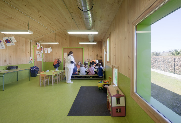 西班牙 Zubieta 幼儿园扩建项目，绿色与木质的儿童学习空间-16