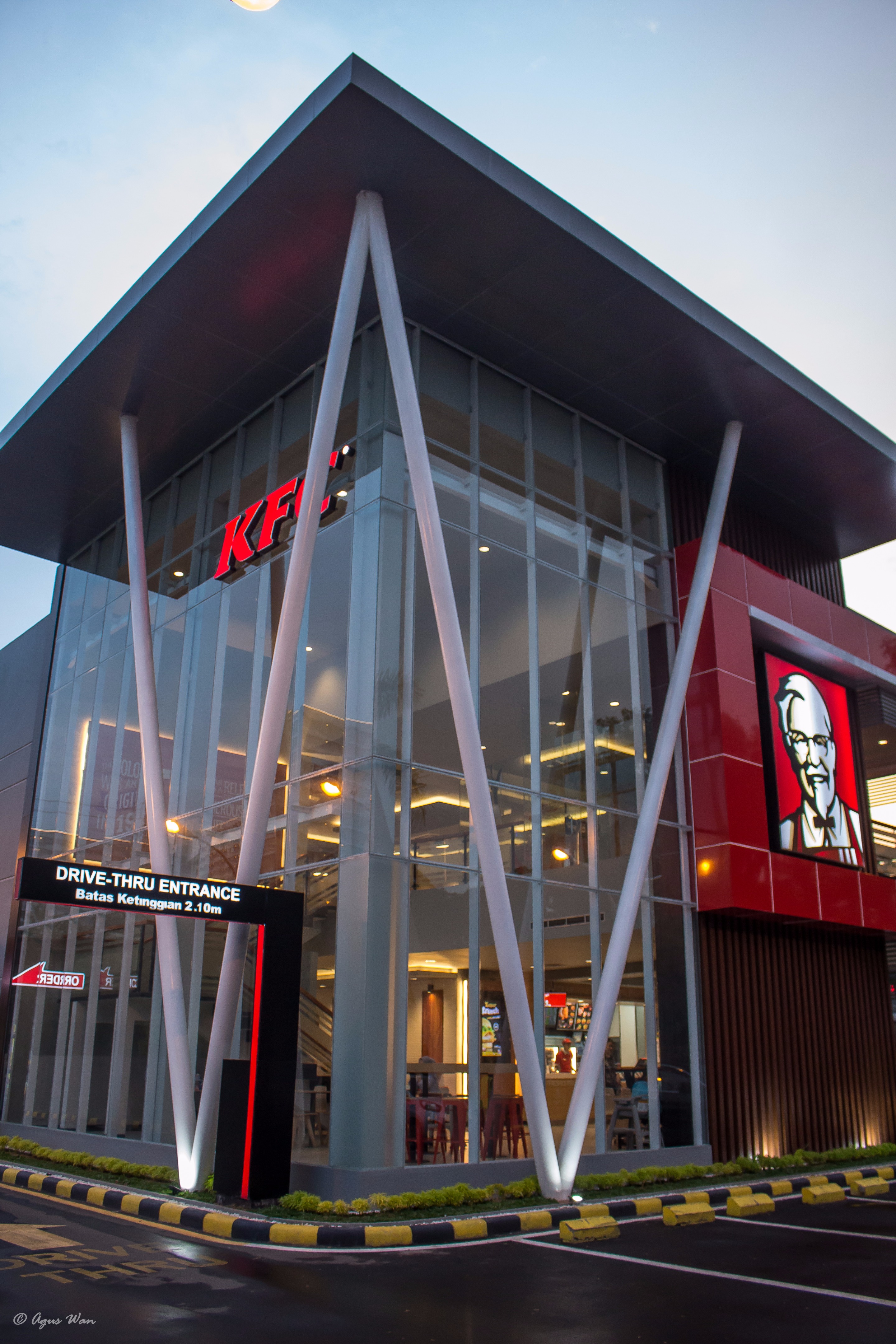 印尼 KFC 主题餐厅 | 现代简约设计典范-1