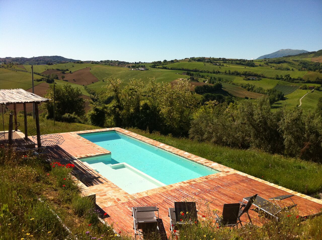 2010 年完成的精美乡村别墅 | 泳池与历史建筑的完美融合-5