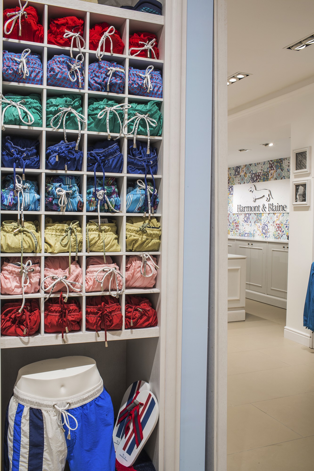 简约优雅的 Harmont & Blaine 展厅设计-3