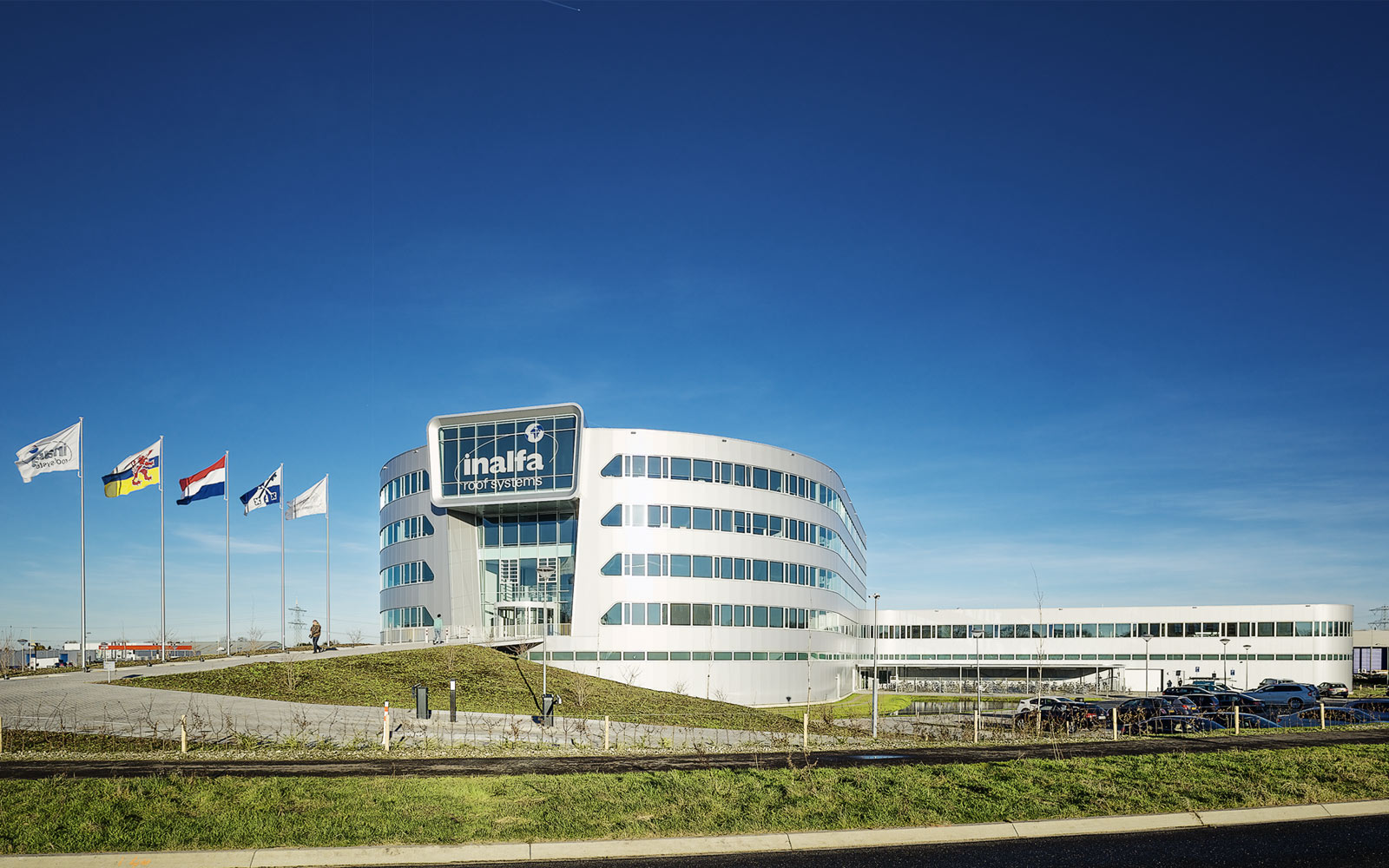 流线型总部大楼 | Inalfa Roof Systems 荷兰办公空间-5
