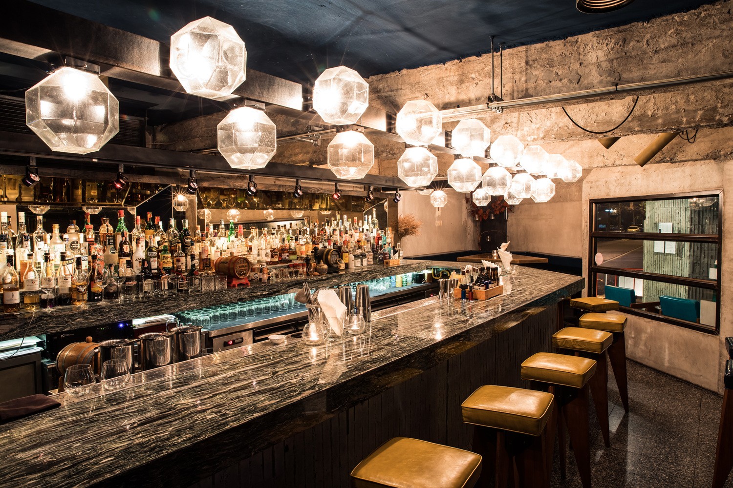 曼谷“过时”混凝土泰国餐厅,融入废弃背景的弹出式美食空间-3