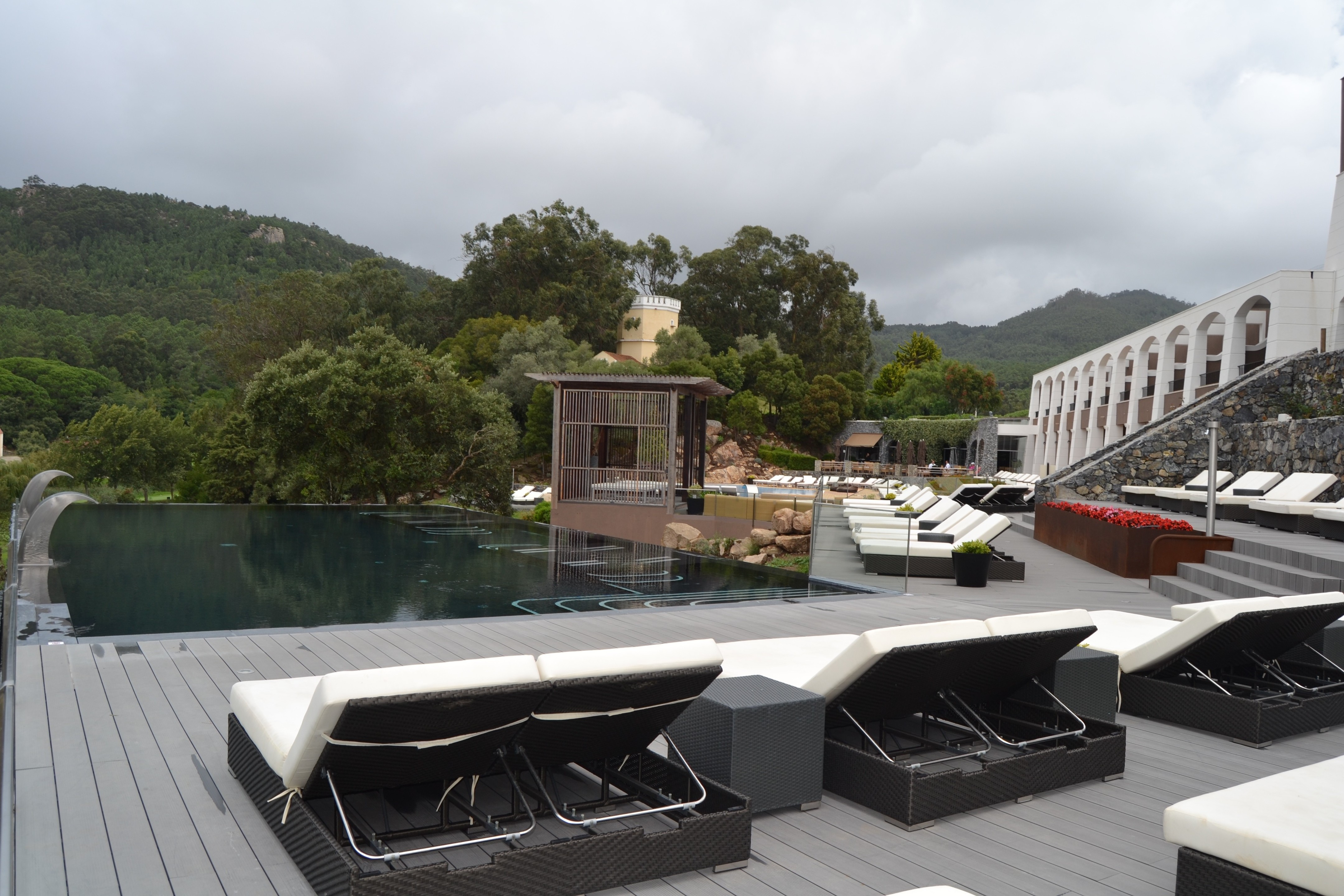 惊艳的 9 米高悬浮泳池设计-10