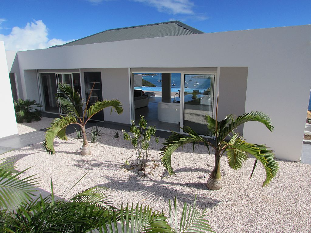 阳光充足,融入环境的别墅设计-0