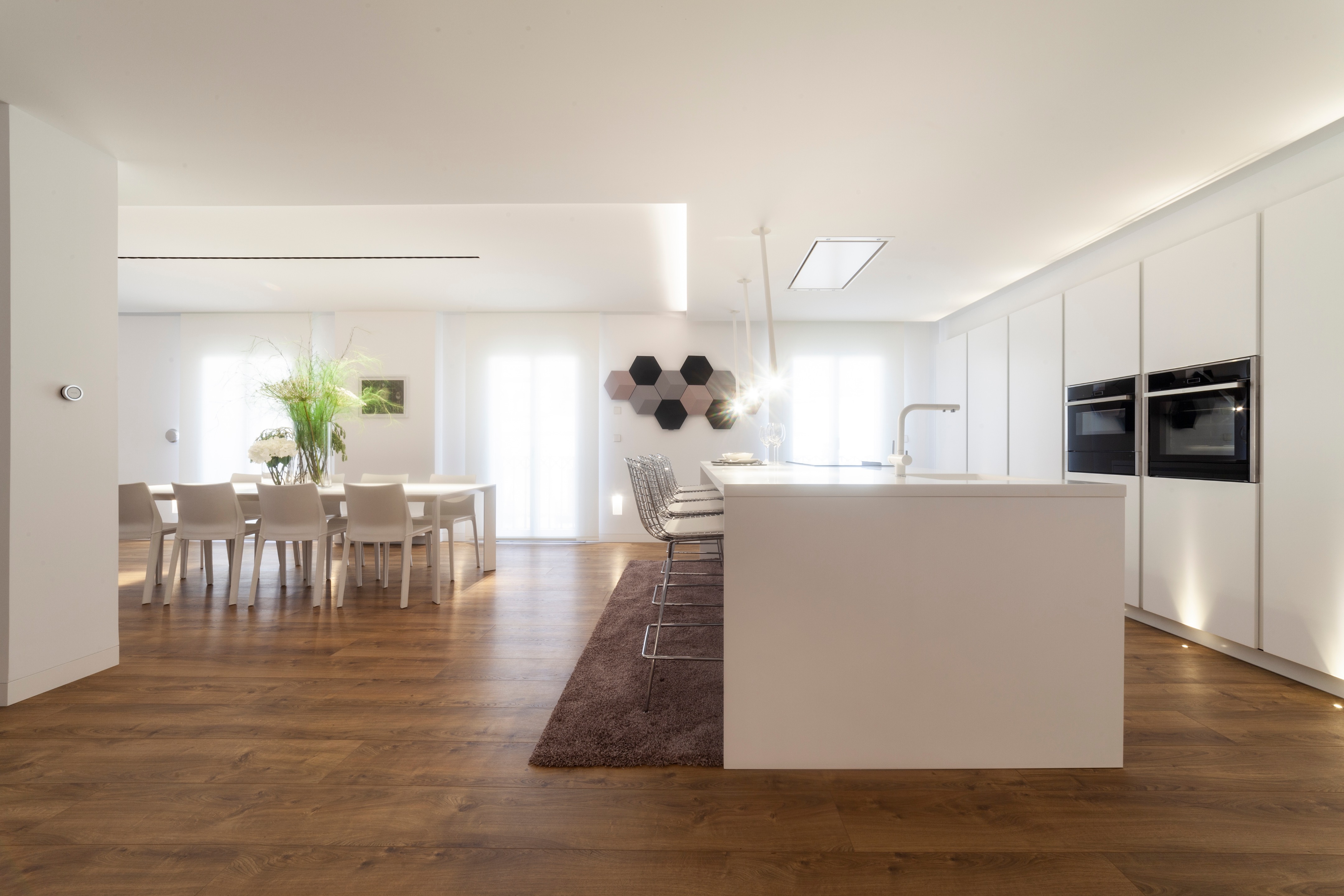 极简风格顶层公寓，温暖木质地板与经典黑白浴室设计-7