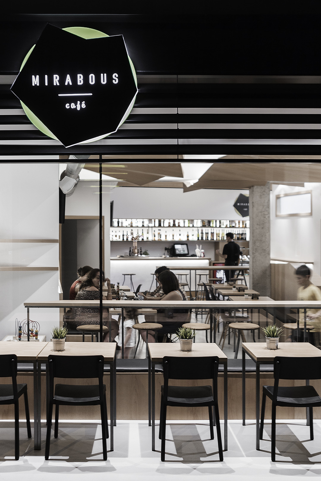 海景咖啡厅“Cafe Mirabous”的室内设计-17