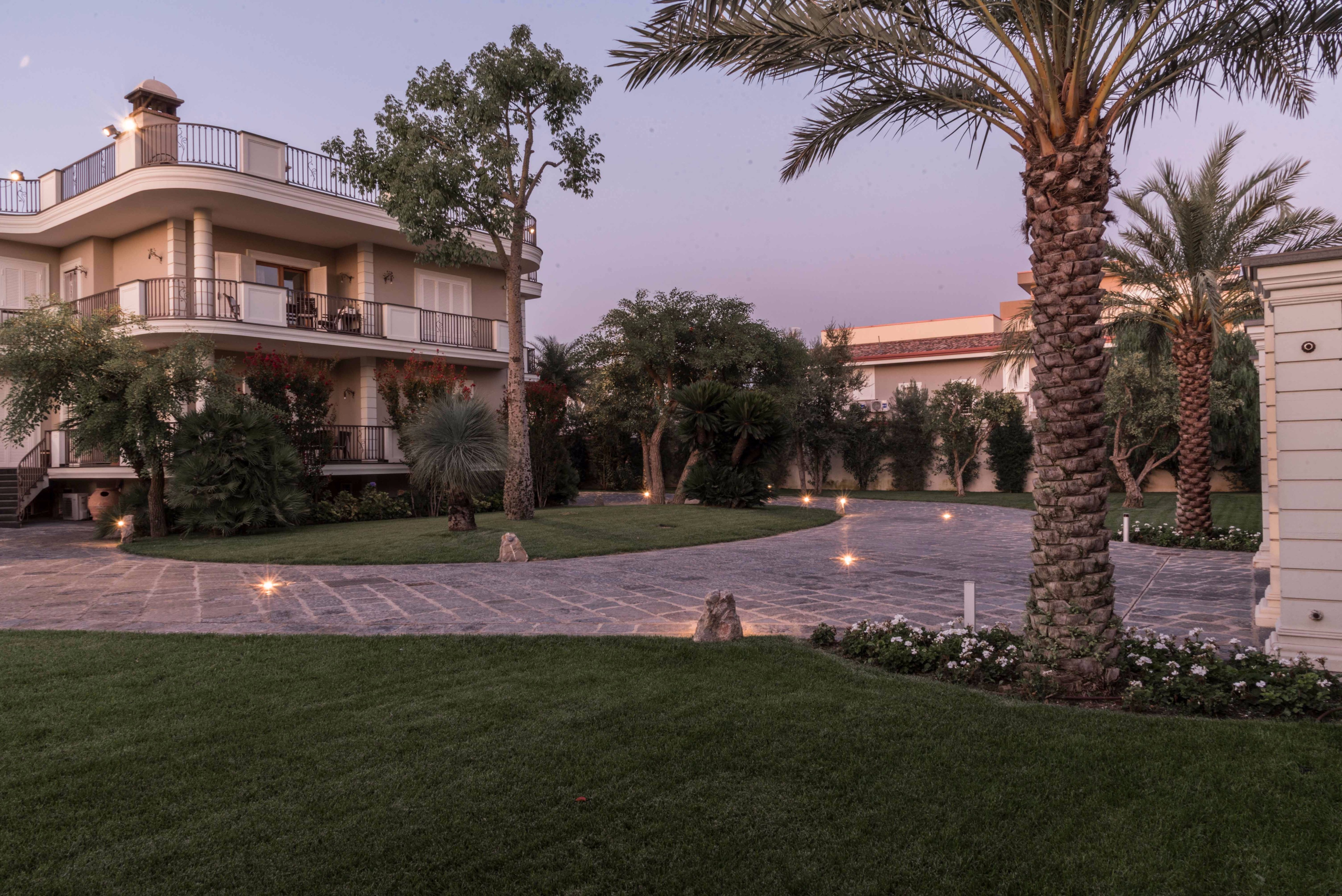 私人住宅花园设计，光影交错打造独特空间-12