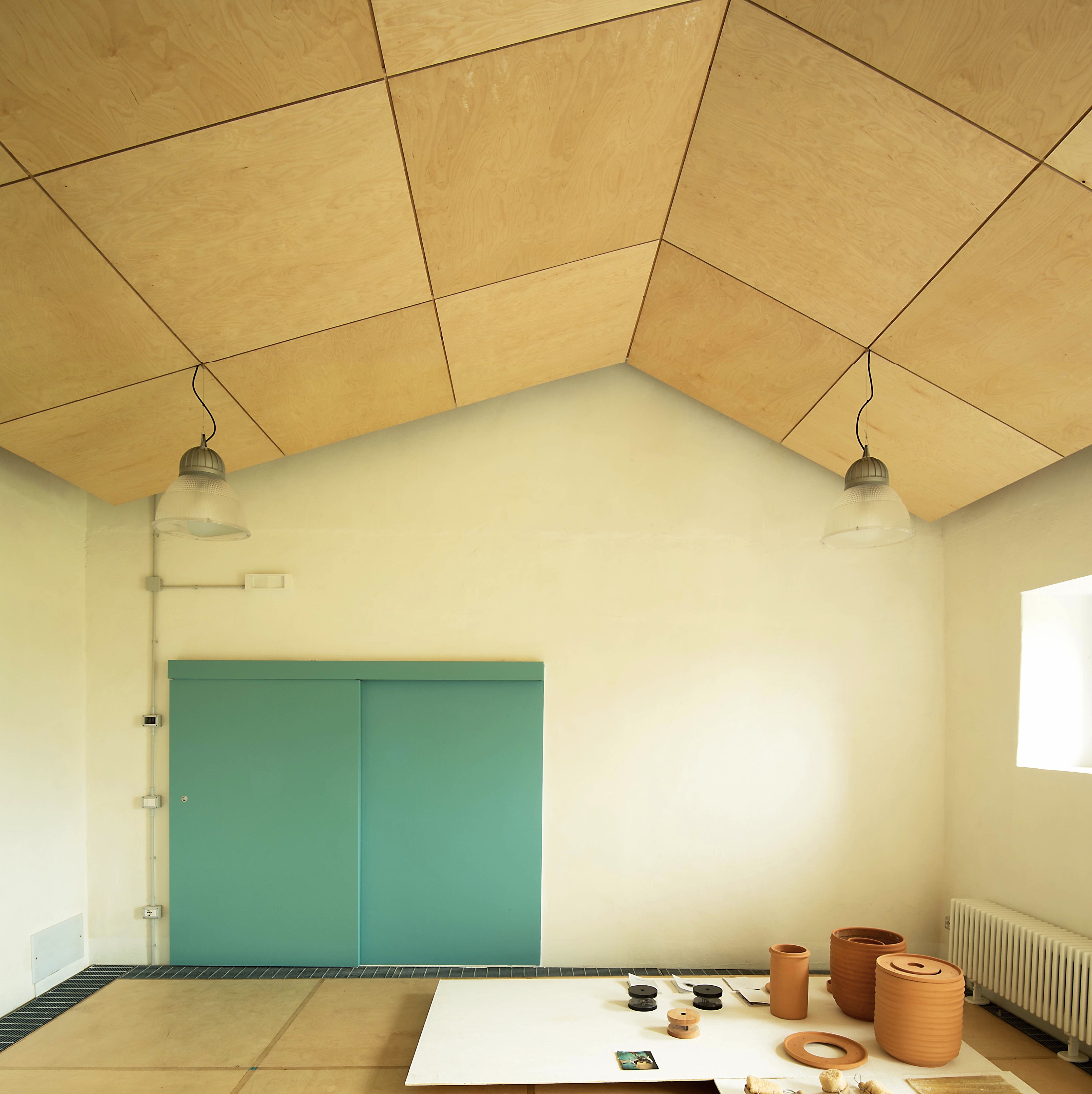 Abadir Academy 旧建筑改造,木质与彩色玻璃的现代融合-7