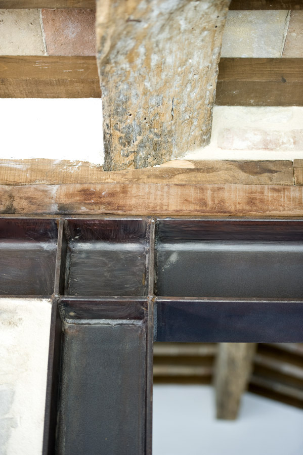 2010 年完成的精美乡村别墅 | 泳池与历史建筑的完美融合-10